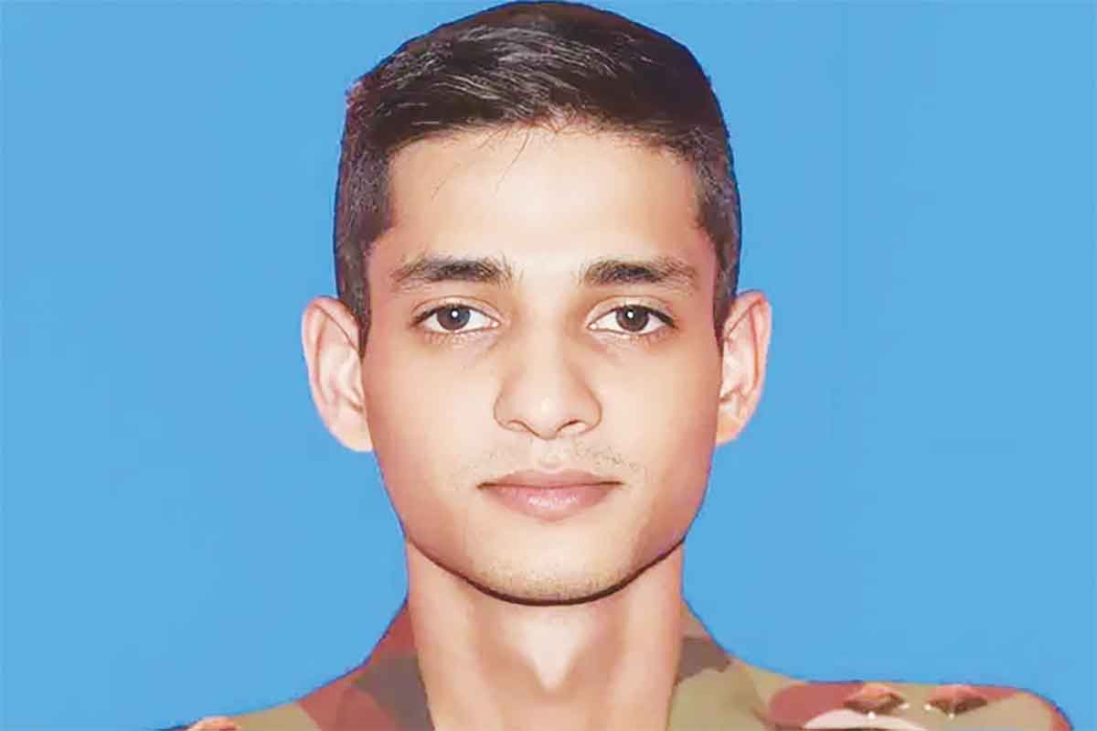 বুলেটপ্রম্নফ জ্যাকেট পরেও রক্ষা পাননি তানজিম