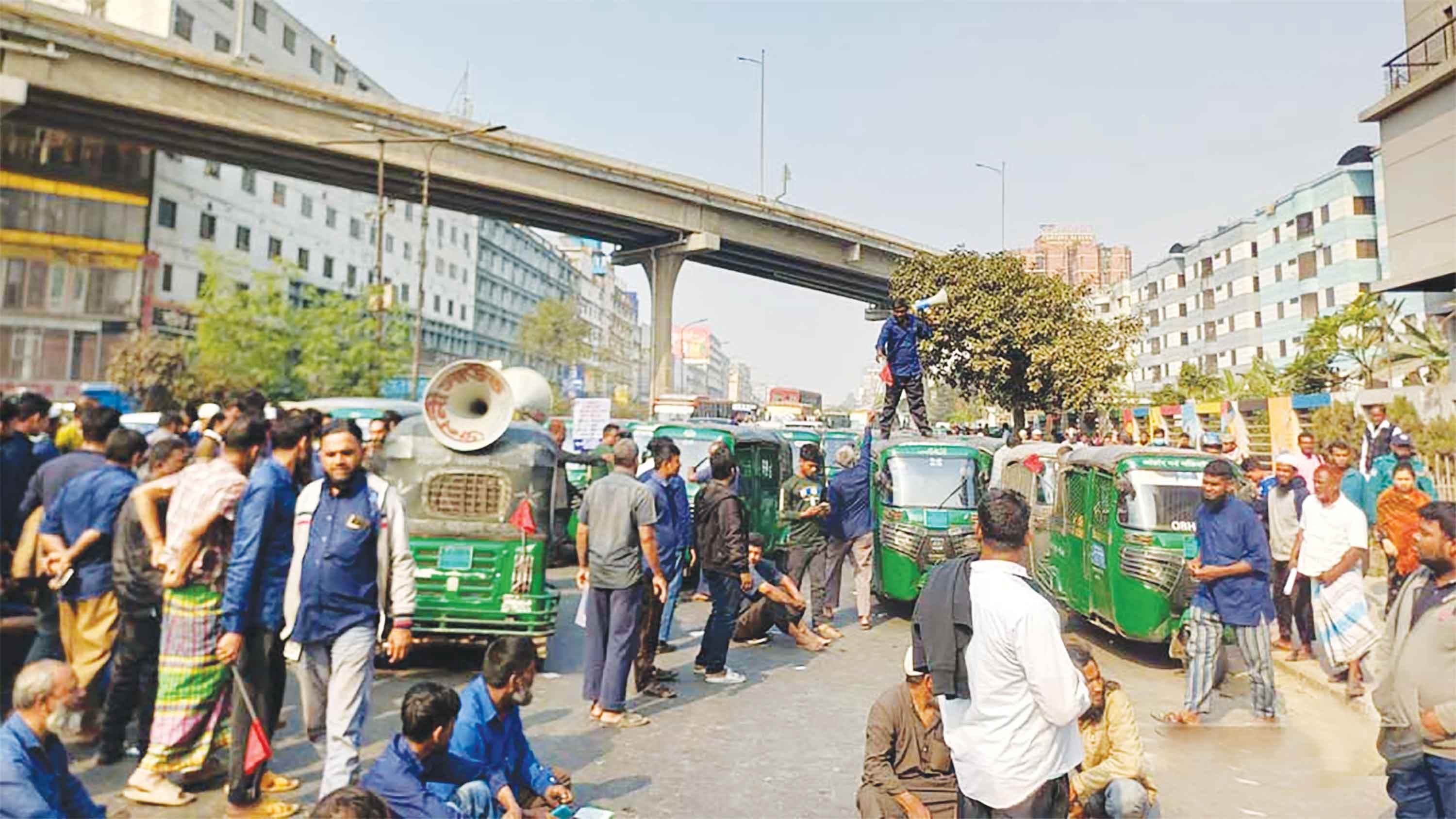 চার দাবিতে সড়ক অবরোধ অটোরিকশা চালকদের