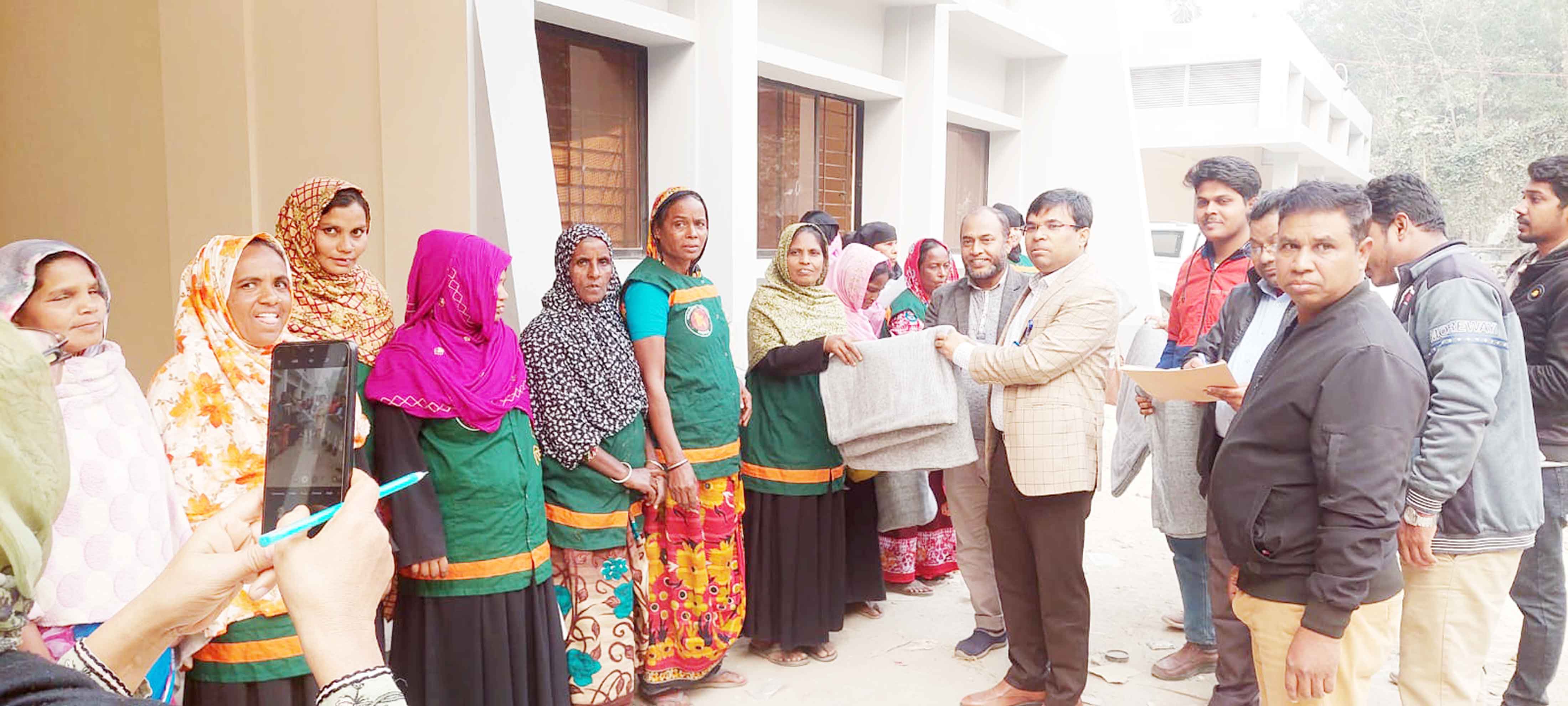 সিংগাইরে শীতার্ত নারীদের পাশে মানিকগঞ্জ এলজিইডি