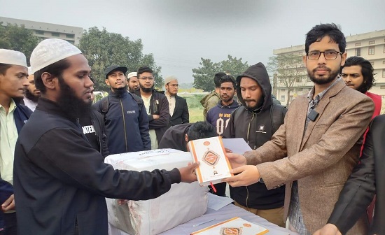 কোরআন পোড়ানোর প্রতিবাদে গণ কোরআন বিতরণ রাবি ছাত্রশিবিরের 