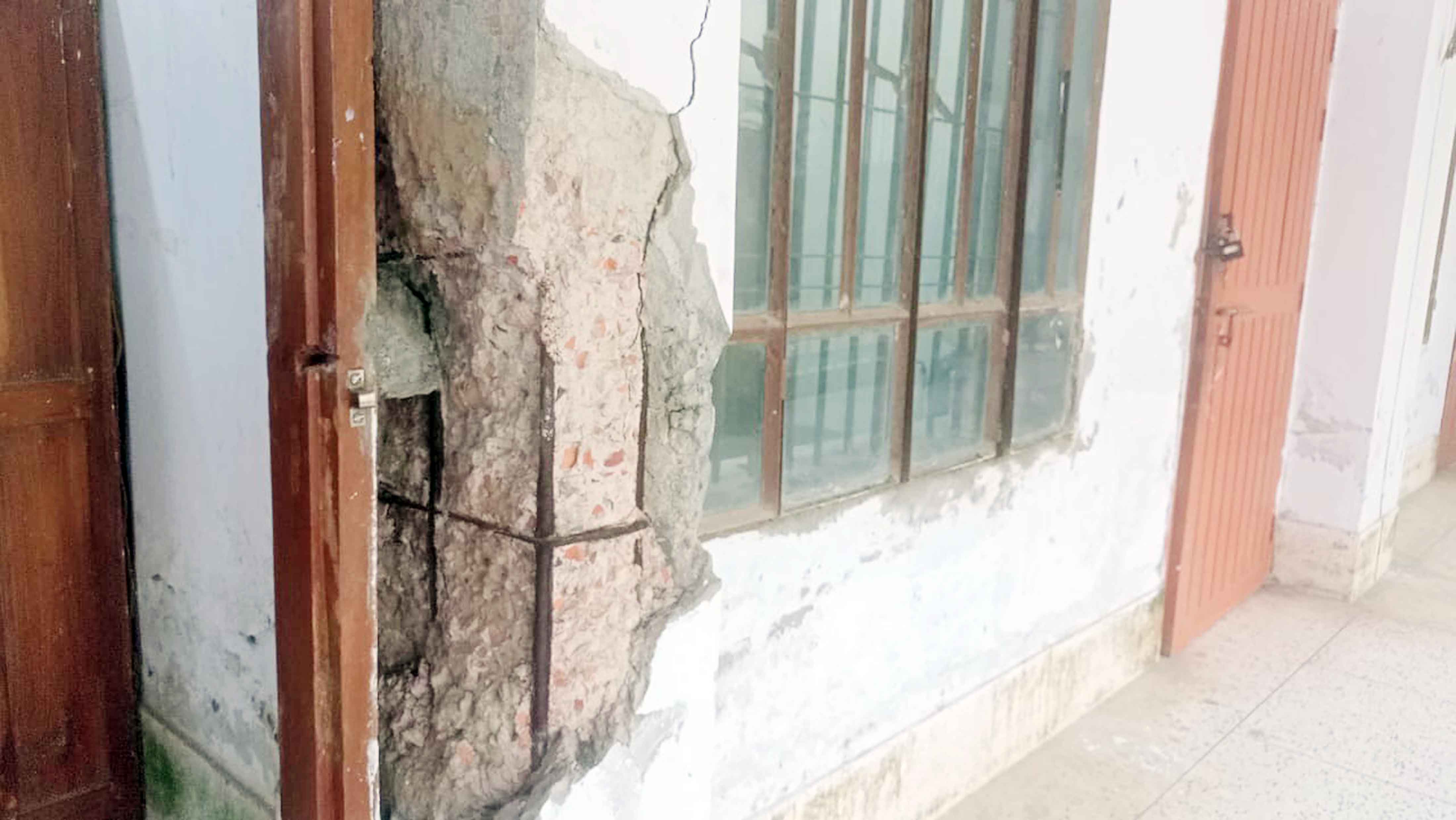 ঝালকাঠি জেলা ও দায়রা জজ আদালতের ঝুঁকিপূর্ণ ভবনেই চলছে বিচারকাজ