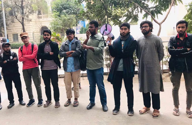 জবি ছাত্রশিবির সেক্রেটারিকে হেনস্থার প্রতিবাদে শিক্ষার্থীদের মানববন্ধন