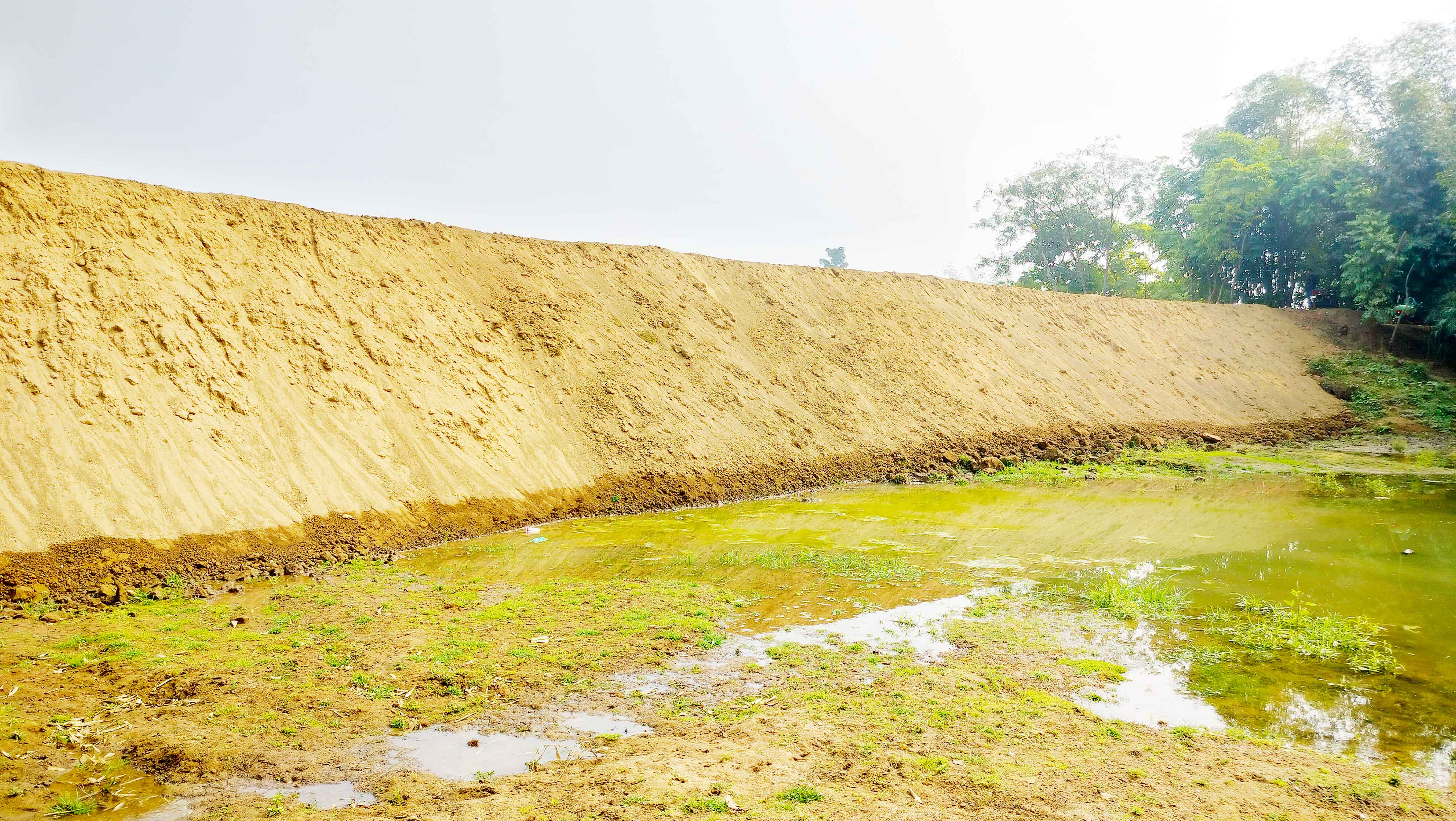 দোয়ারাবাজারে পাউবো'র দায়সারা কাজ ২৫ লাখ টাকার ফসলরক্ষা বাঁধ চুইয়ে বের হচ্ছে পানি