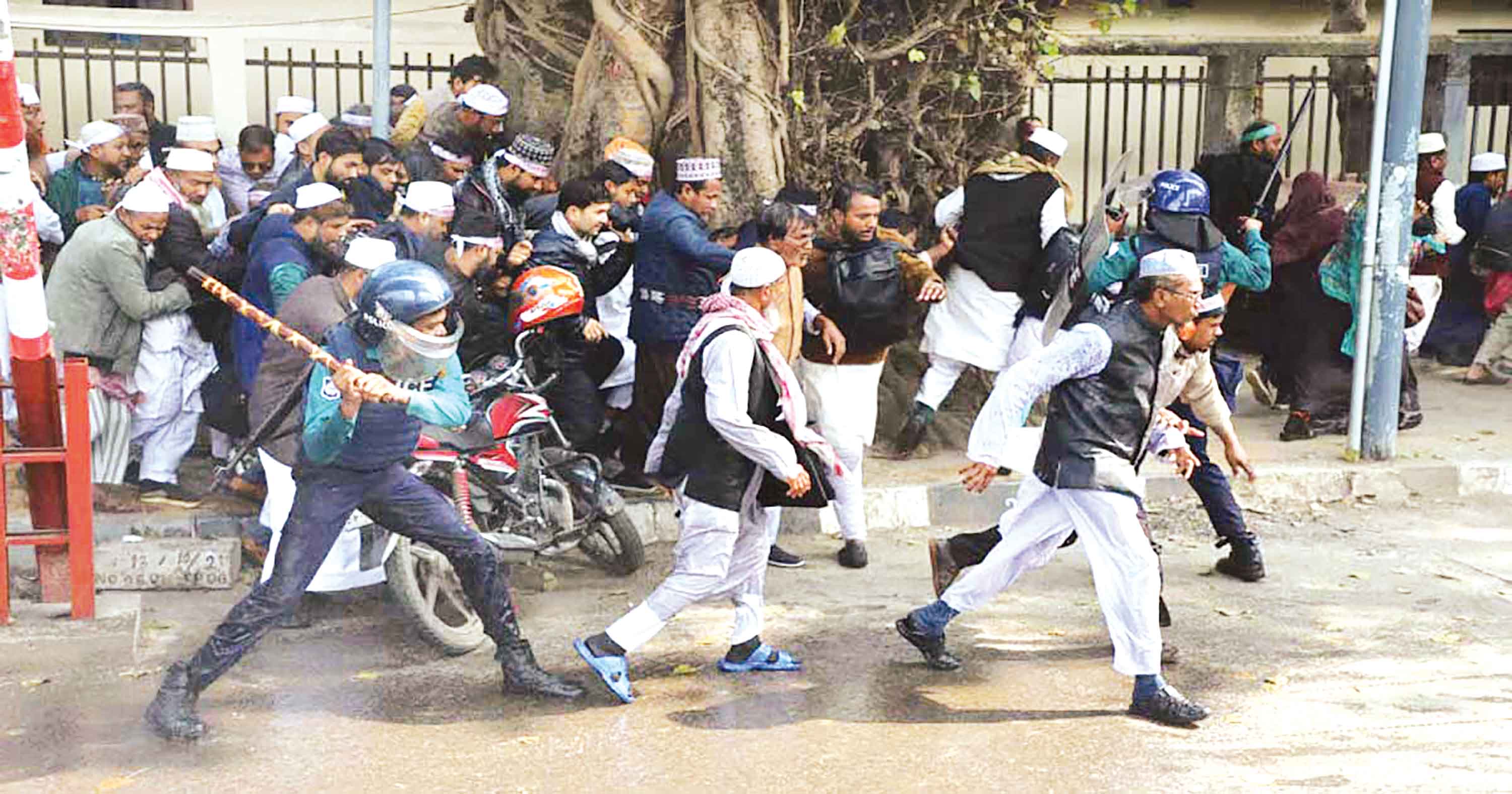 ইবতেদায়ি শিক্ষকদের 'পদযাত্রায়' পুলিশের লাঠিচার্জ, জলকামান