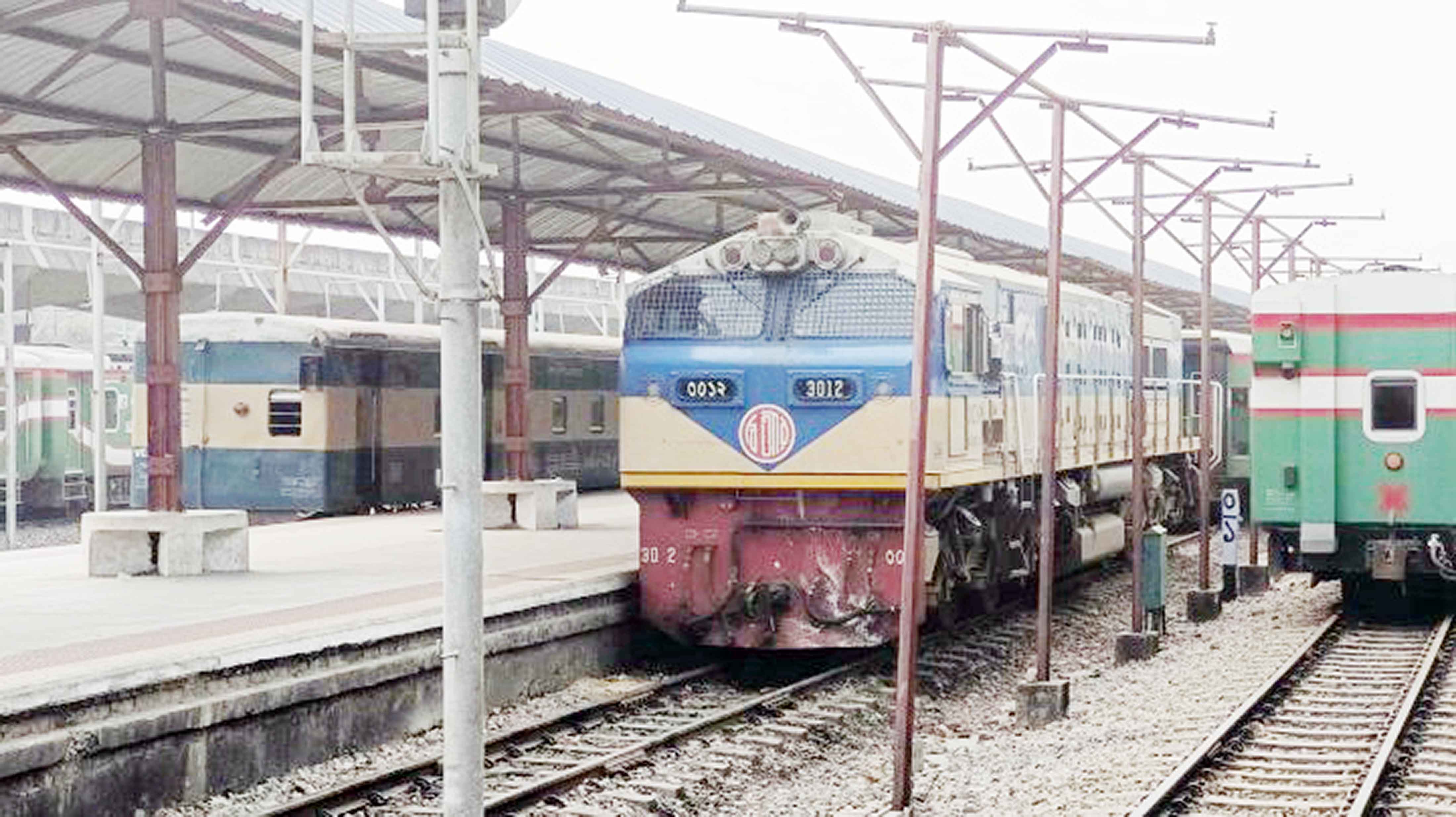 আন্দোলনের কারণে ট্রেন বন্ধ, ভোগান্তিতে যাত্রীরা