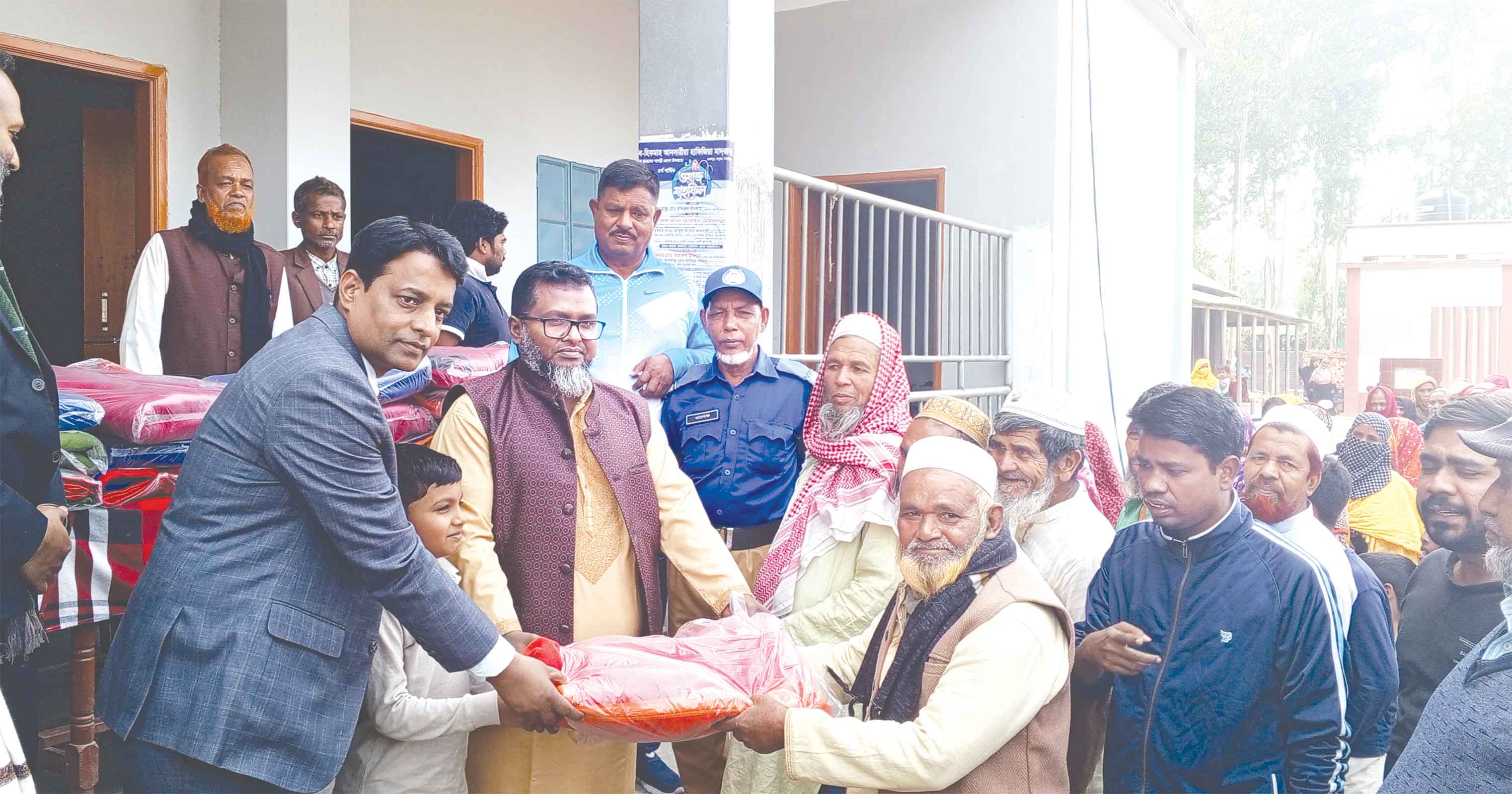 টাঙ্গাইলে সোশ্যাল ইসলামী ব্যাংকের কম্বল বিতরণ