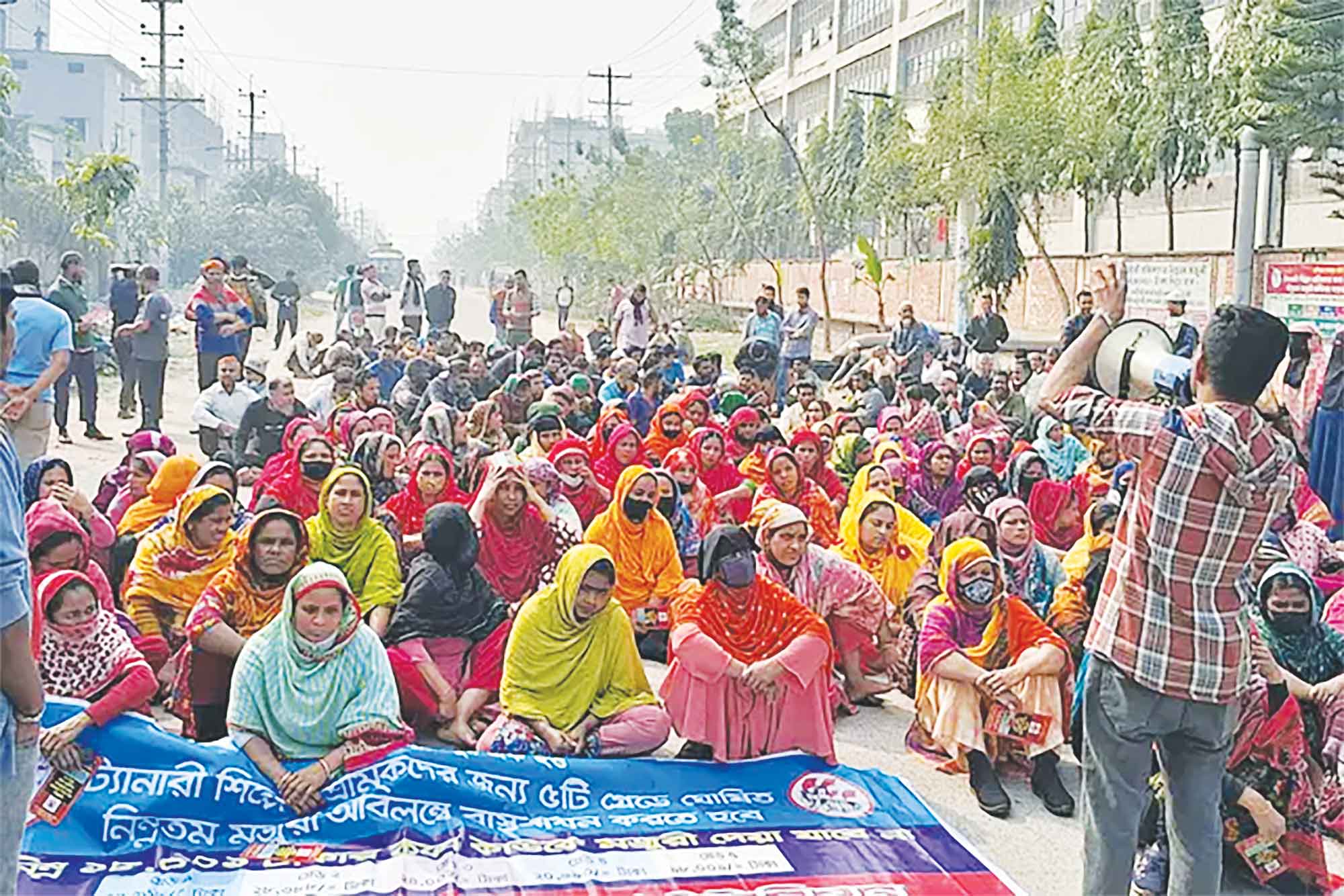 সাভারে ট্যানারি শ্রমিকদের কর্মবিরতি, বিক্ষোভ