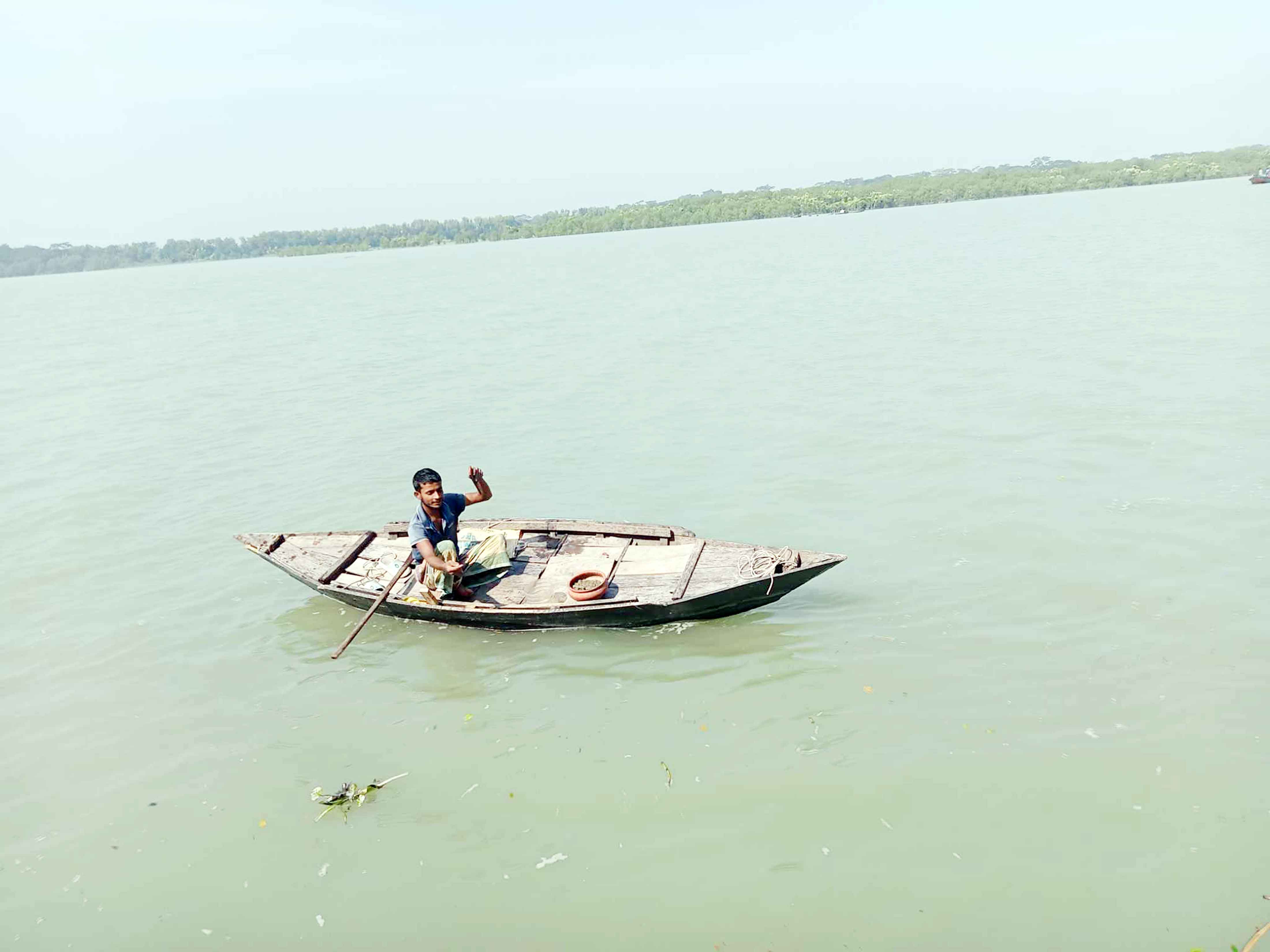 বড়শির সুতোয় বাঁধা তাদের জীবন