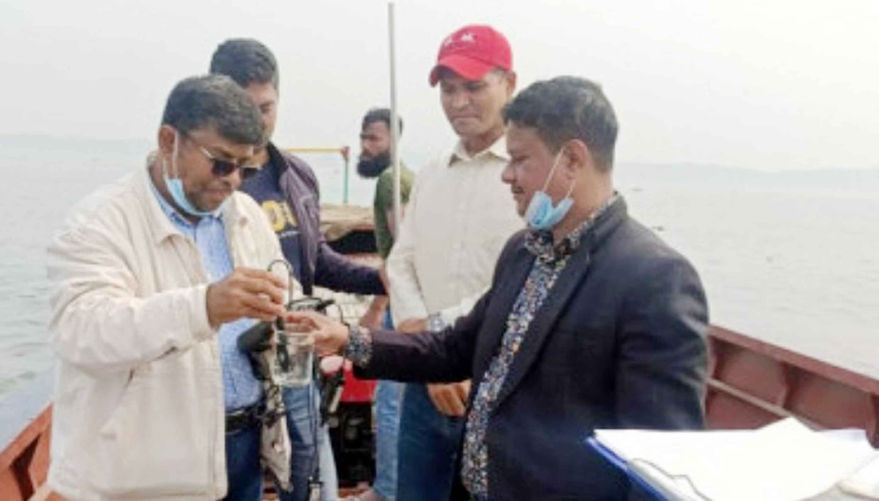 'অ্যামোনিয়া বৃদ্ধি ও পিএইচ-অক্সিজেন কমে যাওয়ায় মেঘনায় মরছে মাছ'