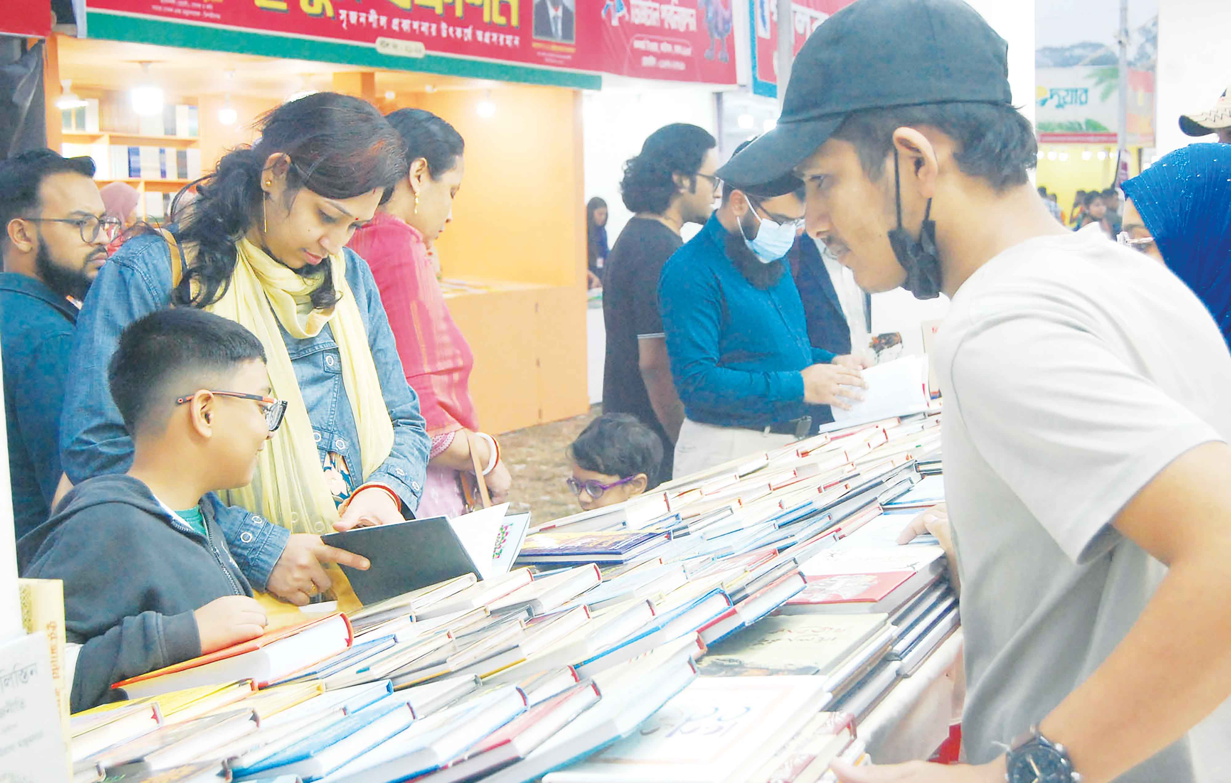 নতুন বইয়ের সুবাস নিতে বইপ্রেমিরা মেলায়