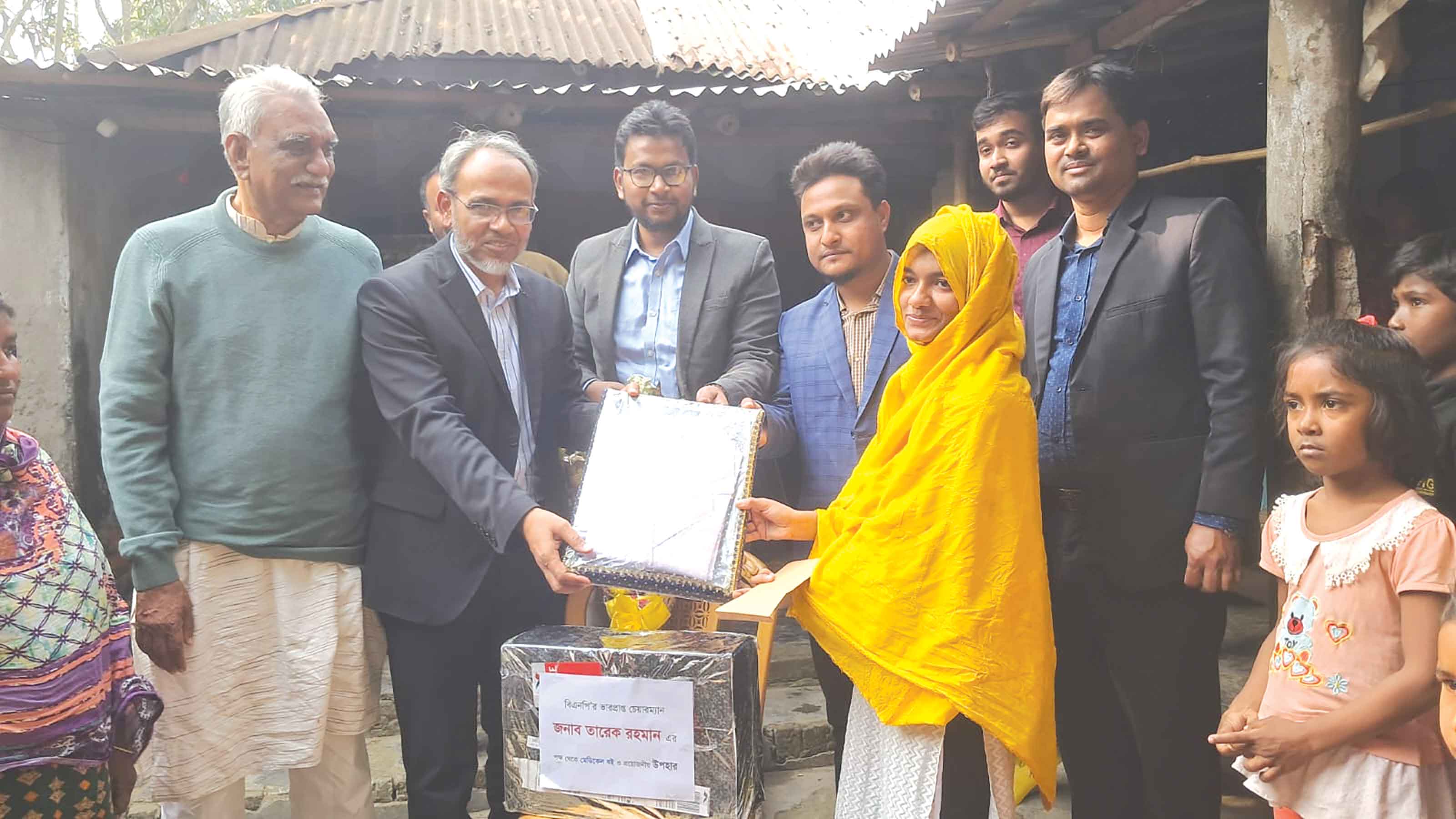 মেধাবী তিন শিক্ষার্থীর মাঝে তারেক রহমানের শিক্ষা উপকরণ বিতরণ