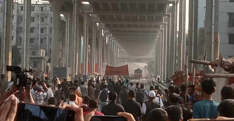 ট্রেন আটকে দিলেন তিতুমীরের শিক্ষার্থীরা
