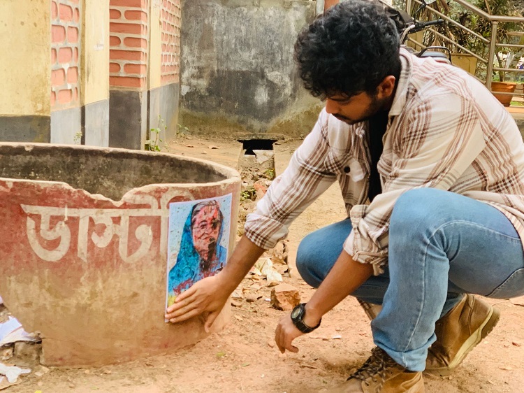 ক্যাম্পাসের সব ডাস্টবিনে শেখ হাসিনার ছবি লাগিয়েছে হাবিপ্রবি শিক্ষার্থীরা