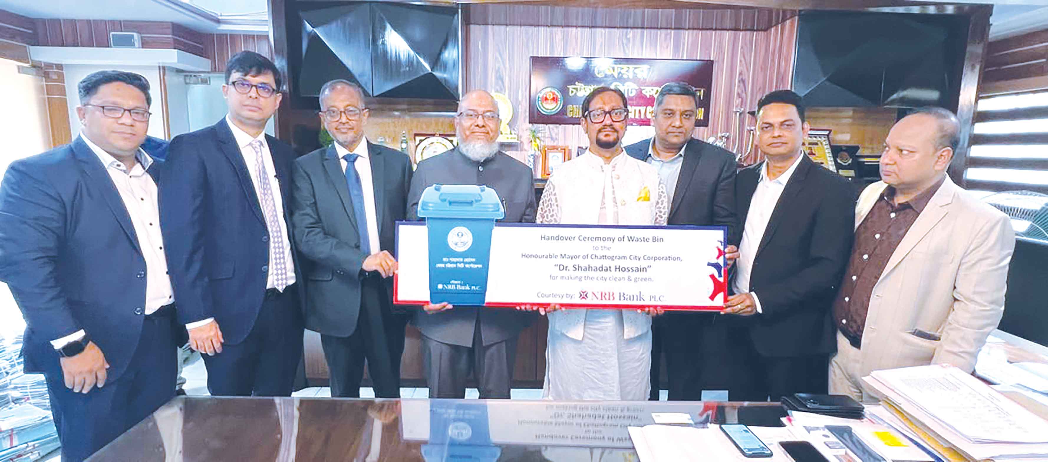 চট্টগ্রাম সিটিতে ২,৫০০ ডাস্টবিন প্রদান করেছে এনআরবি ব্যাংক