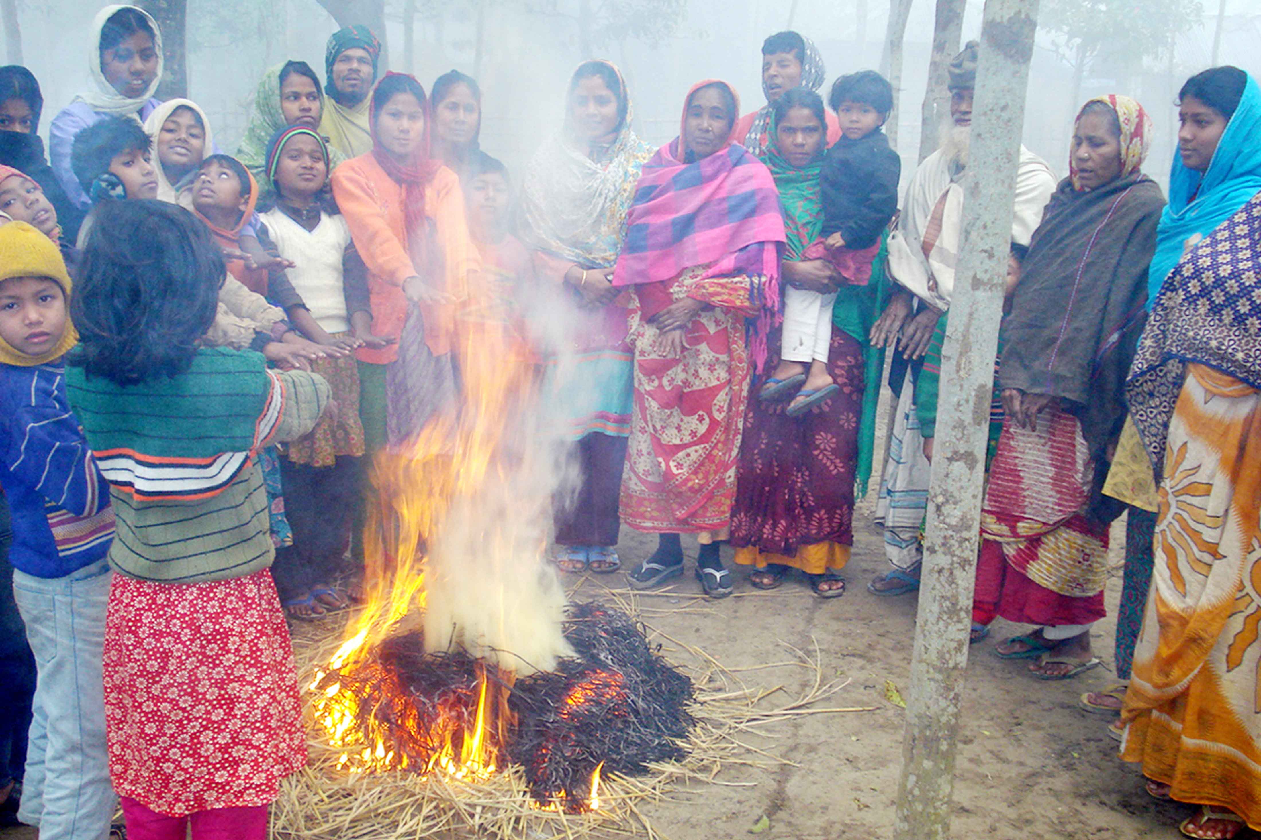 হাড় কাঁপানো শীতে কাঁপছে উত্তরের জনপদ