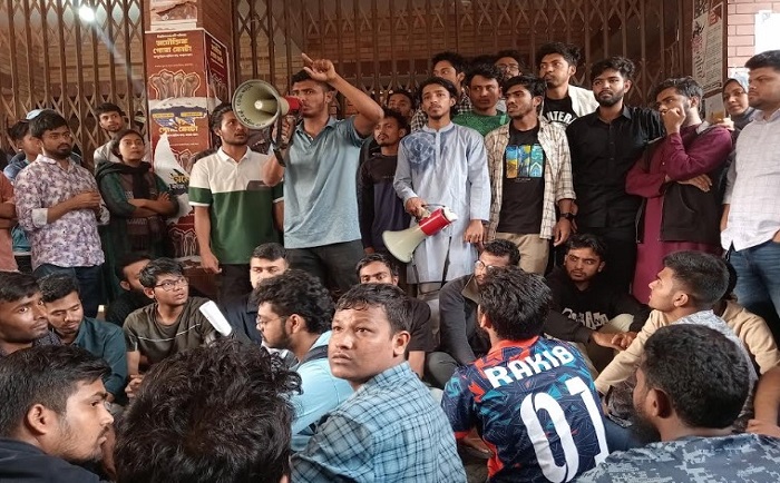 উত্তাল জাবি: বিশ্ববিদ্যালয় অচল করে দেওয়ার হুশিয়ারি দিলো শিক্ষার্থীরা
