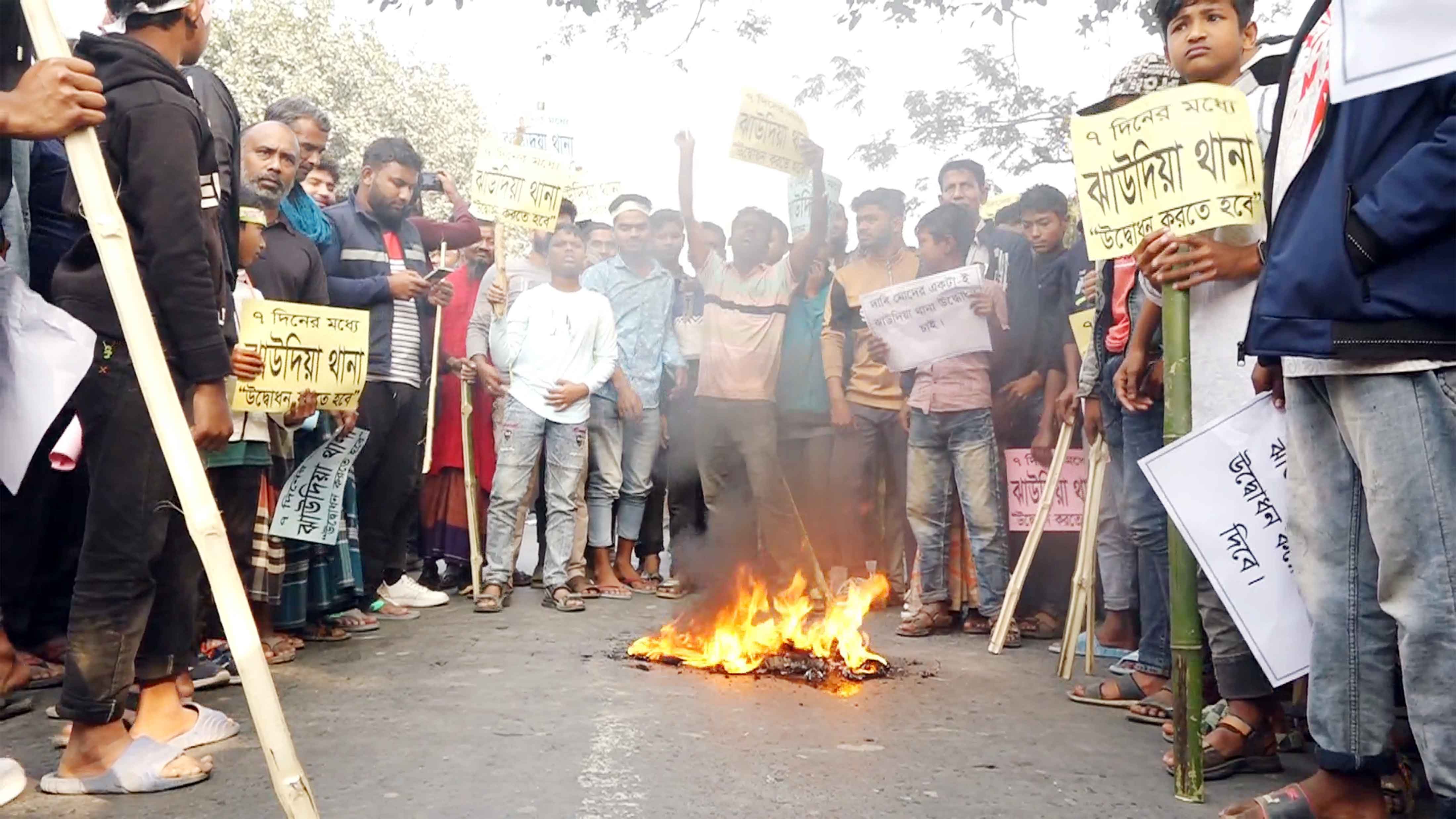 থানা উদ্বোধনের দাবিতে সড়ক অবরোধ সাড়ে ৩ ঘণ্টা পর যান চলাচল শুরু