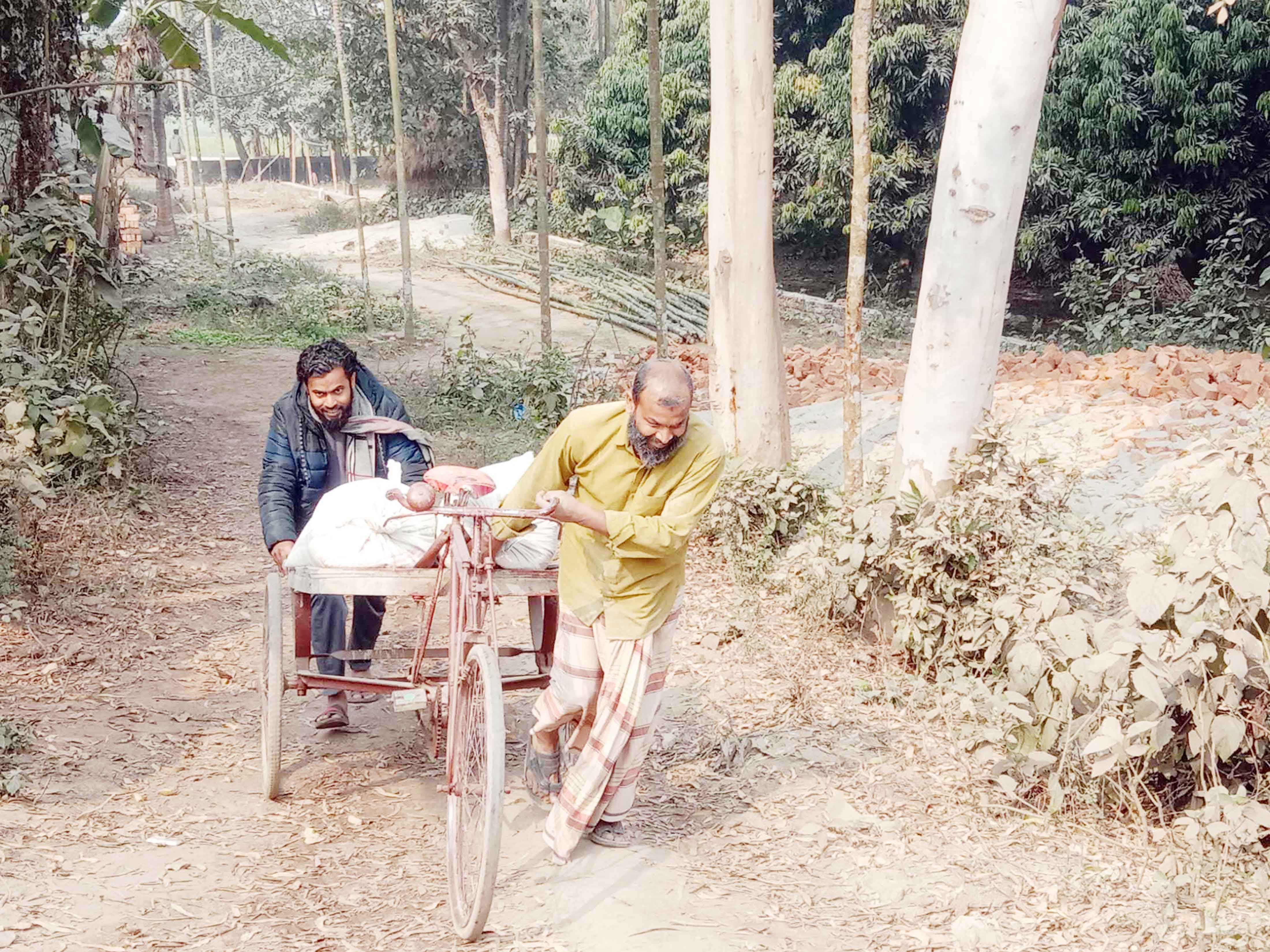 মান্দায় রাইসমিলে যাতায়াতের রাস্তায় বালুর স্তূপ, ভোগান্তি