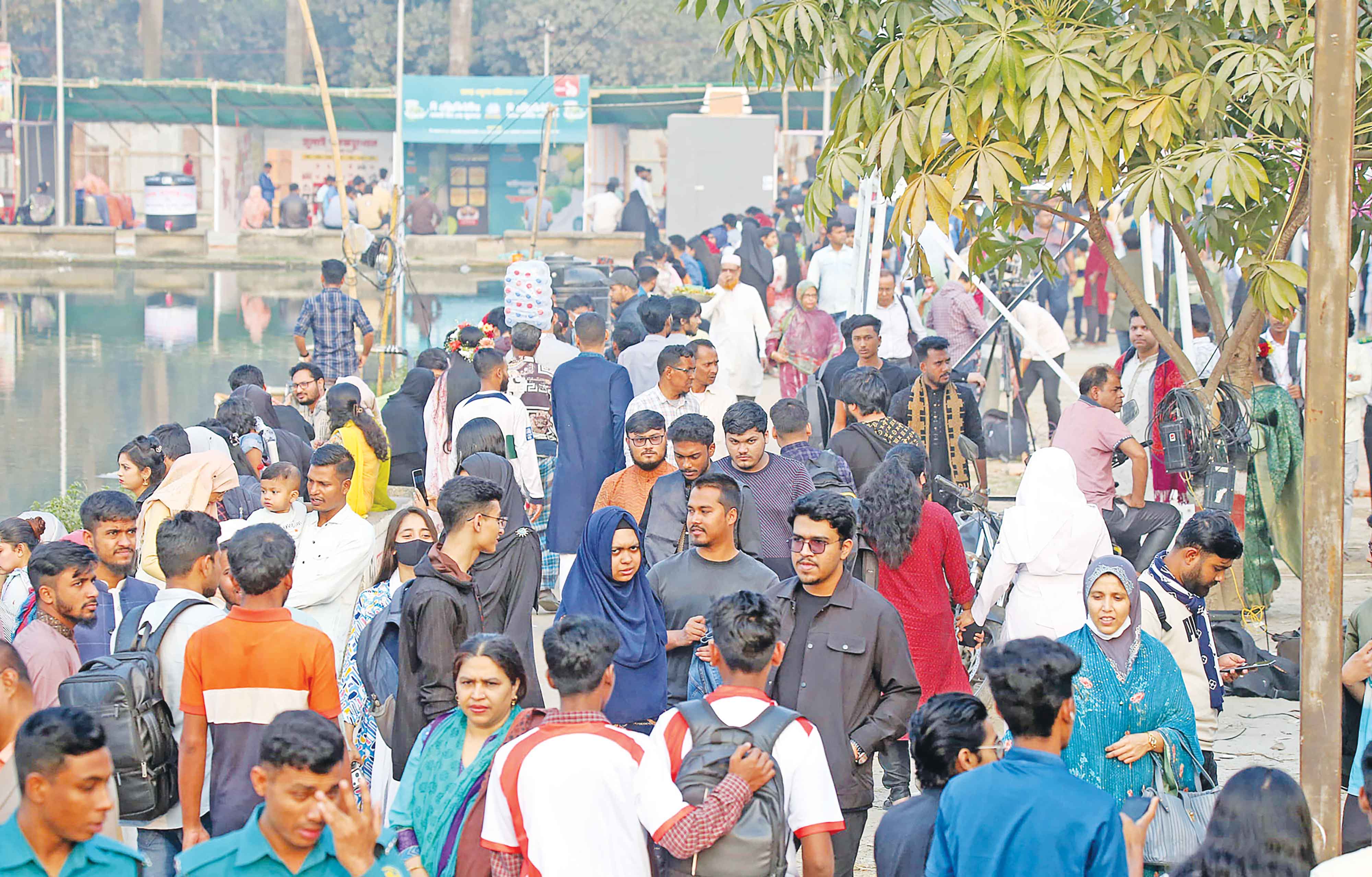 মেলাজুড়ে বইপ্রেমীদের উচ্ছ্বাস