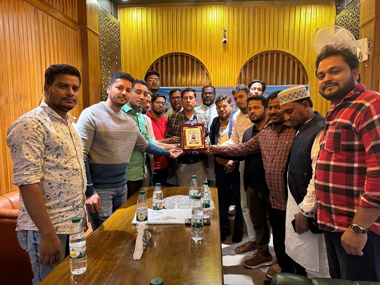 মাধবদীতে যায়যায়দিন ফ্রেন্ডস ফোরামের আহ্বায়ক আব্দুল কাইউম মোল্লাকে সংবর্ধনা