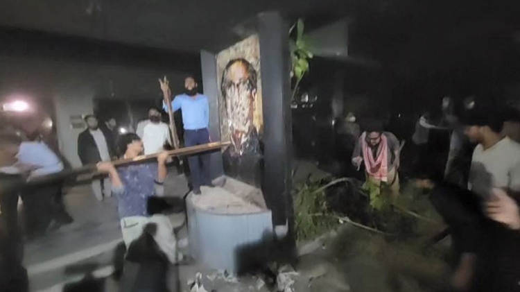 উত্তাল ধানমন্ডি-৩২, বঙ্গবন্ধু ম্যুরাল ধ্বংস, বাড়িতে আগুন