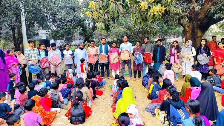 ছাত্রশিবিরের প্রতিষ্ঠা বার্ষিকীতে জাবিতে স্কুল শিক্ষার্থীদের মাঝে শিক্ষা-সামগ্রী বিতরণ