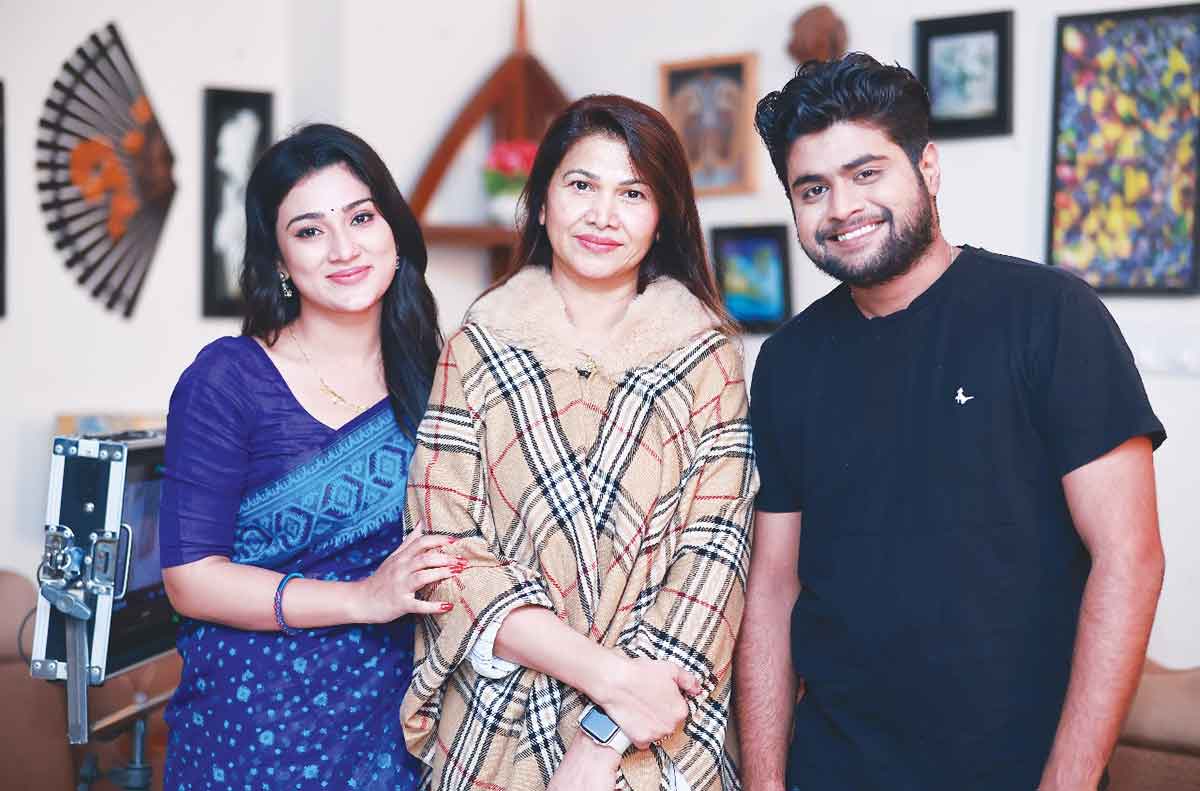 ভালোবাসা দিবসে নাজনীন হাসান খানের 'আলো আঁধারে'