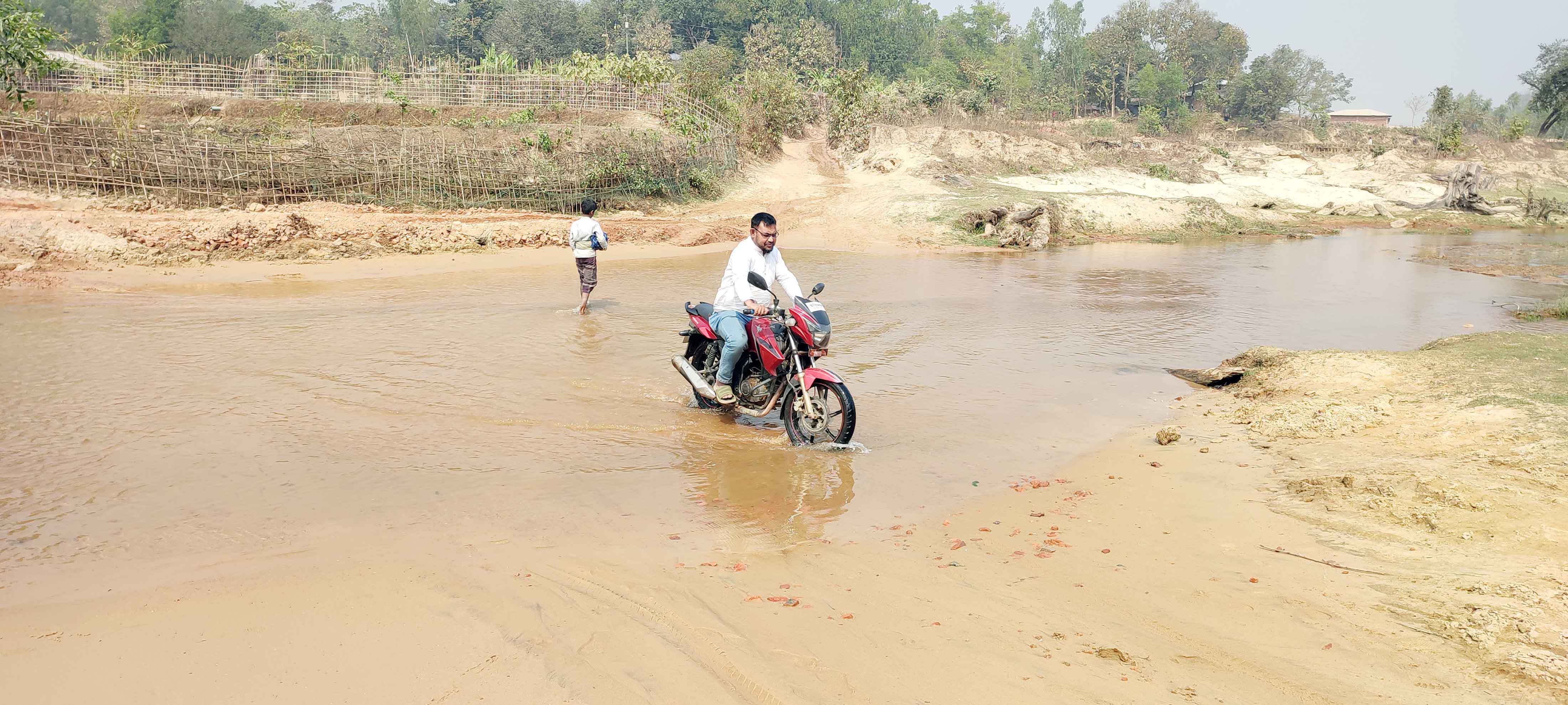নাইক্ষ্যংছড়িতে ব্রিজের অভাবে দুর্ভোগে হাজারো মানুষ