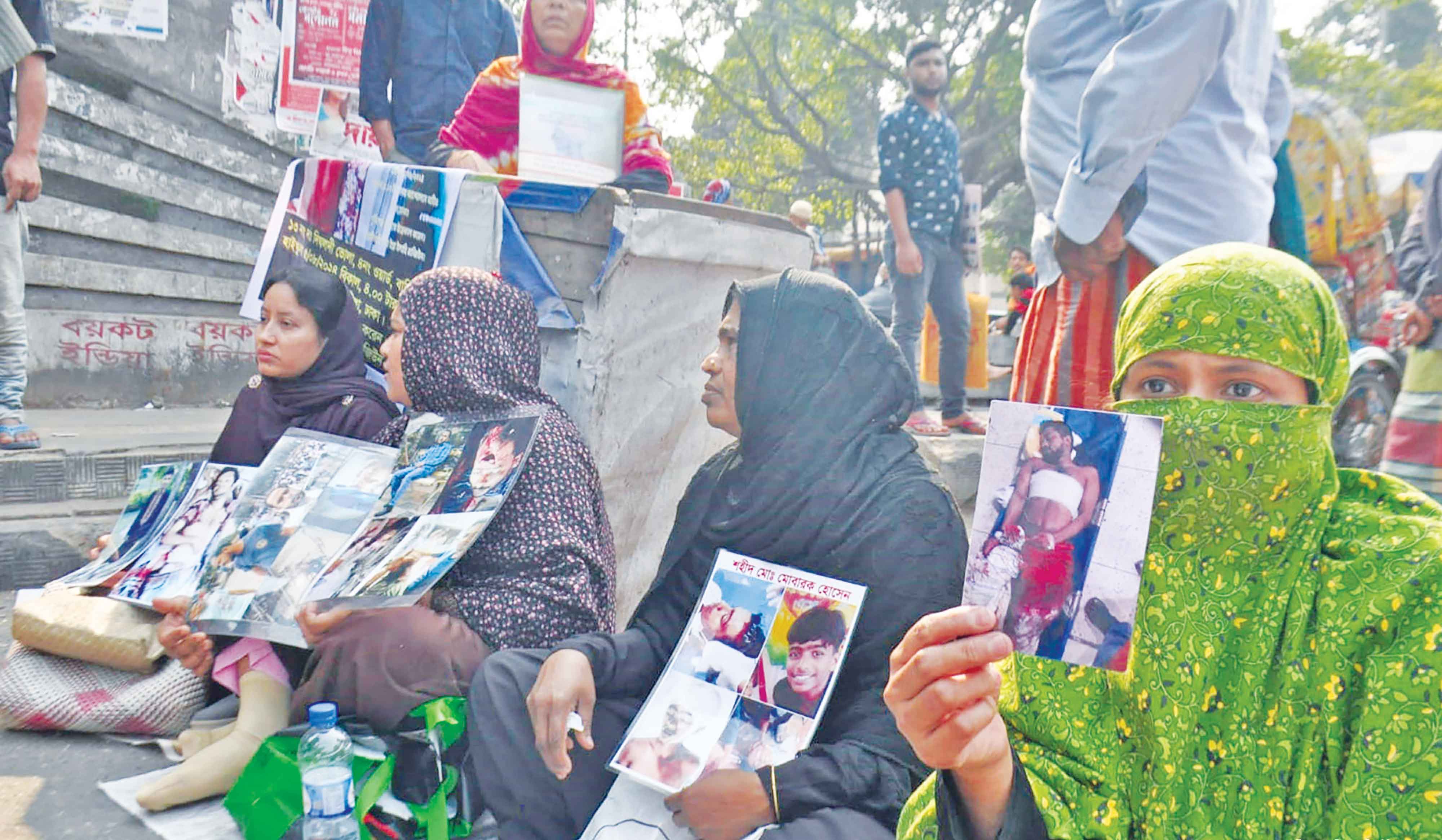 ৭ ঘণ্টা পর অবরোধ প্রত্যাহার শহীদ পরিবারের সদস্যদের