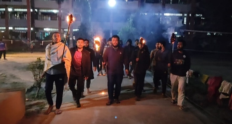 মধ্যরাতে শেখ মুজিব একাডেমিক ভবনের নাম পরিবর্তন করল বিক্ষুব্ধ শিক্ষার্থীরা