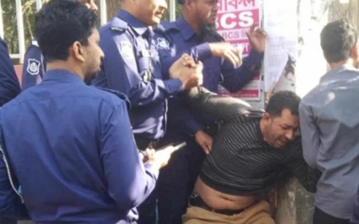  কুমিল্লায় জনতার হাতে আটক কুবি ছাত্রলীগ নেতা
