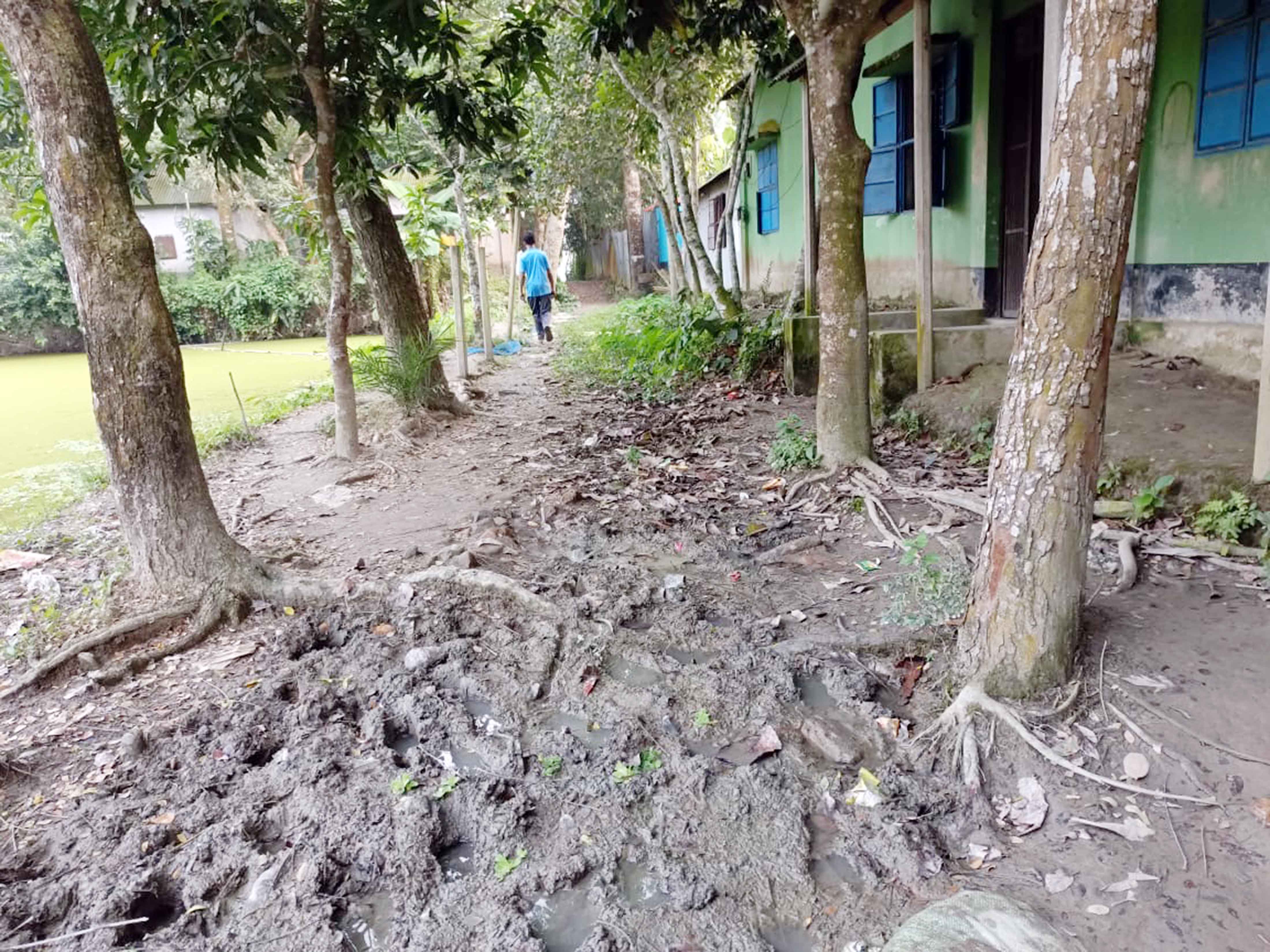 হরিরামপুরে ৬০ প্রাথমিক স্কুলে নেই মাঠ, খেলাধুলাবঞ্চিত শিশুরা