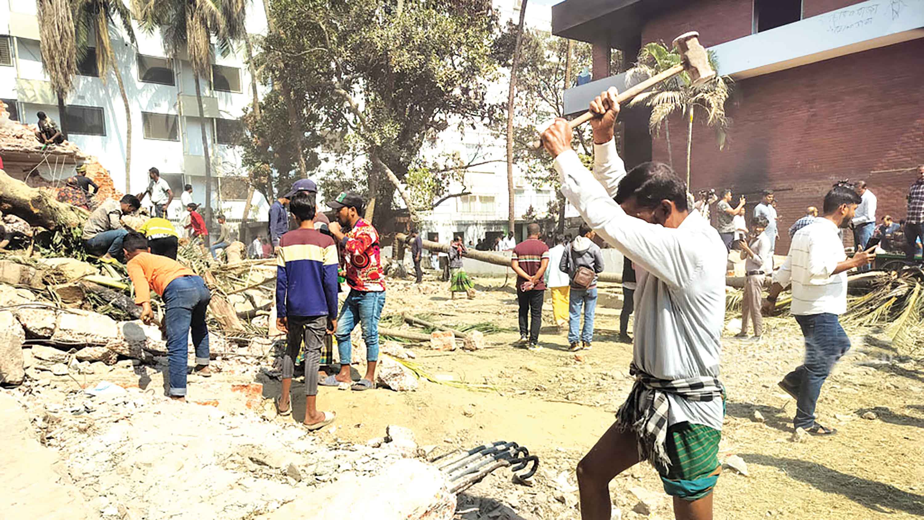 ইট ও রড নেওয়ার হিড়িক মাটি খুঁড়ে বিদু্যতের তারও