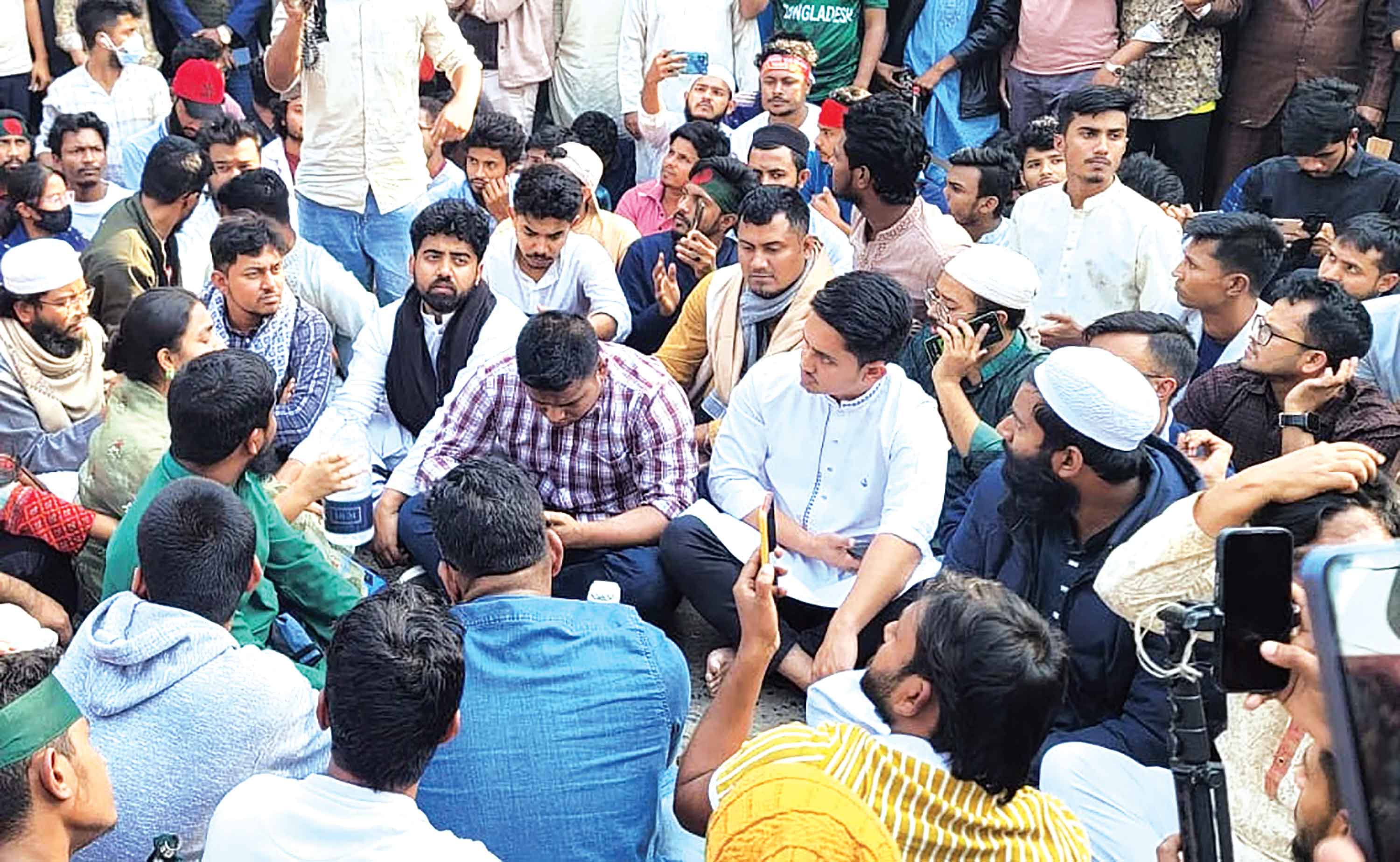 ক্ষোভে ফুঁসে উঠছে শিক্ষার্থীরা