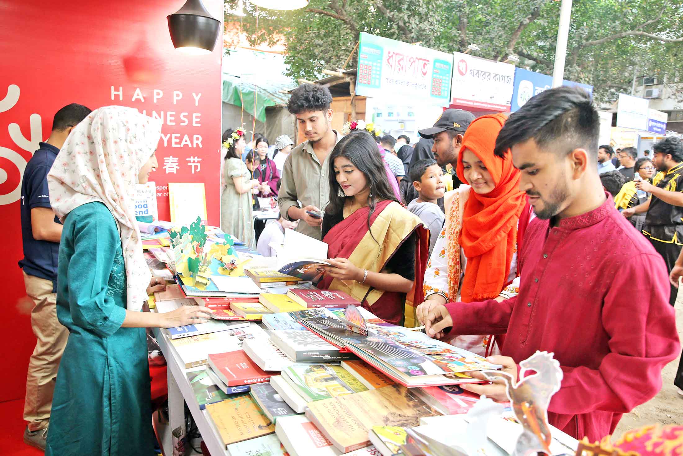 ছুটির দিন দর্শনার্থী বাড়লেও জমে ওঠেনি বেচাকেনা