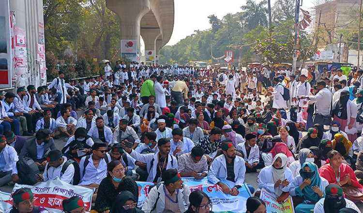 এবার রাস্তায় নামল ম্যাটস শিক্ষার্থীরা : যানজটে স্থবির রাজধানী