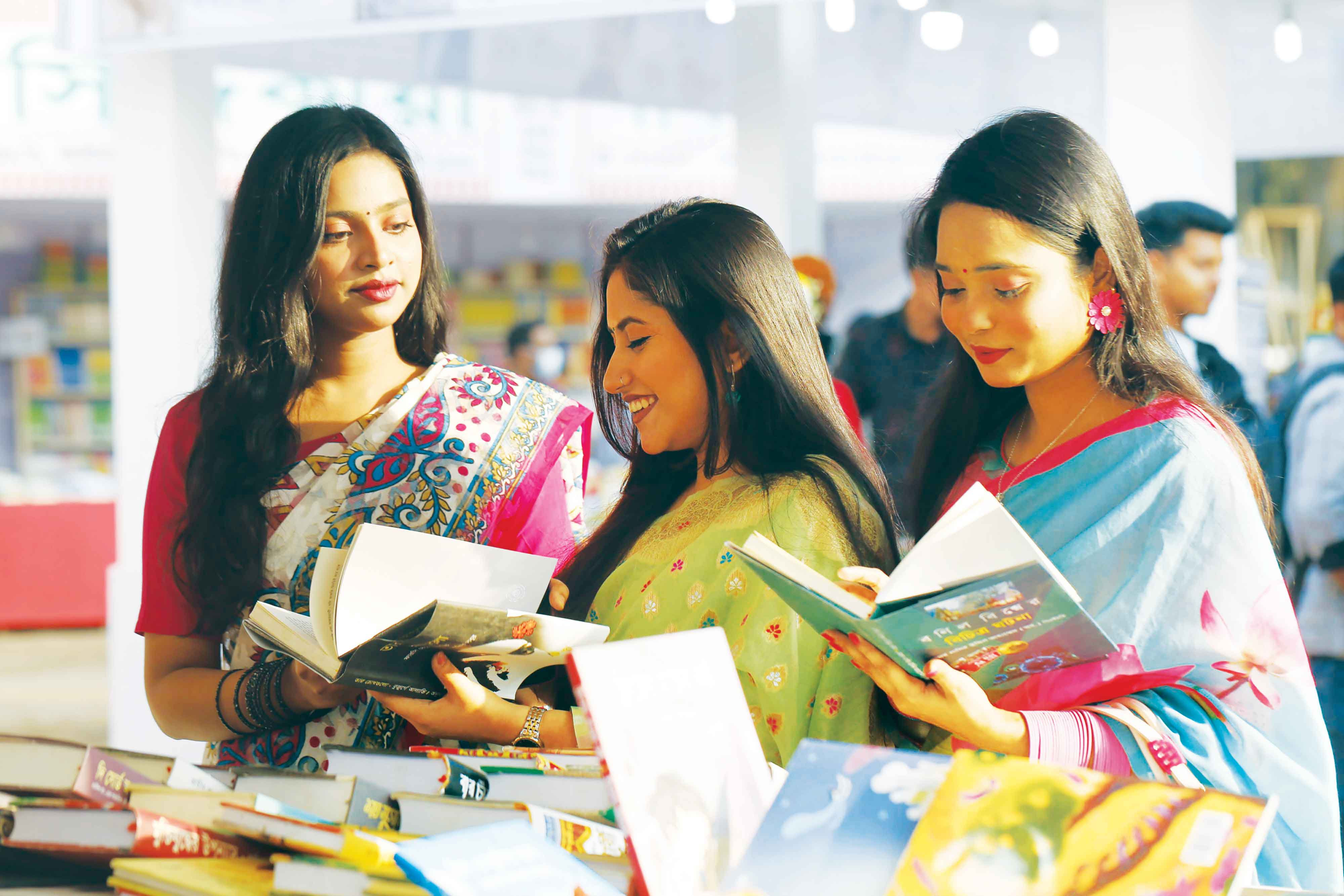 পাঠকের আগ্রহের শীর্ষে উপন্যাস