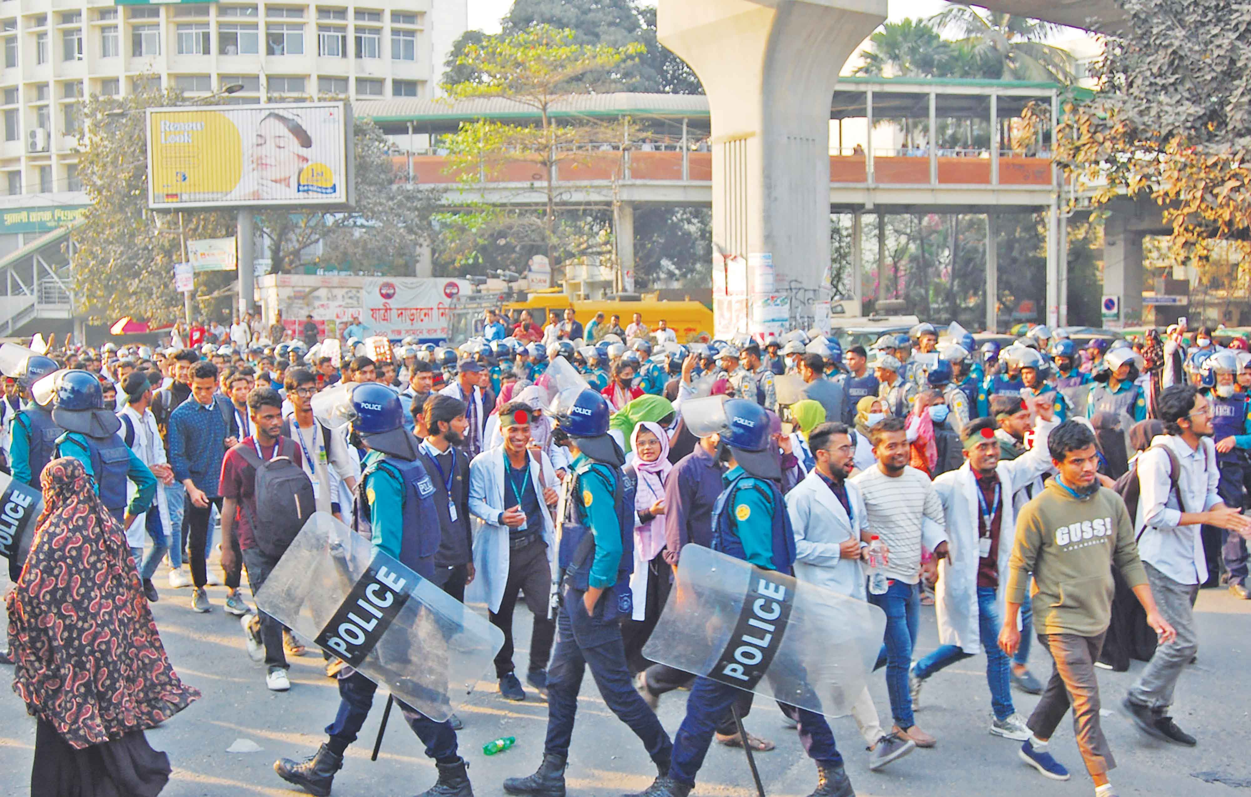 ম্যাটস শিক্ষার্থীদের ওপর পুলিশের লাঠিচার্জ