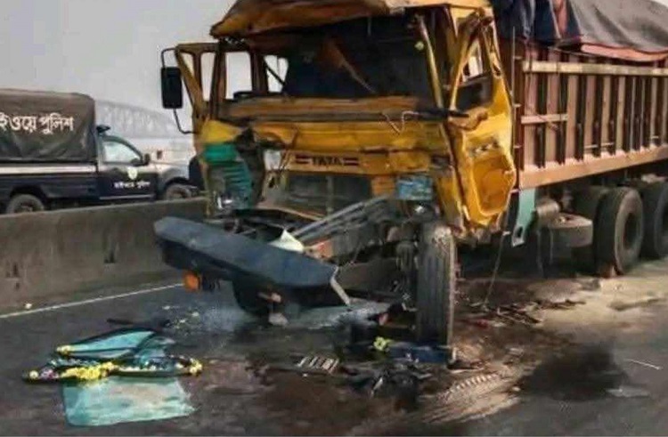 লালন শাহ সেতুতে দুই ট্রাকের ধাক্কা, হেলপার নিহত