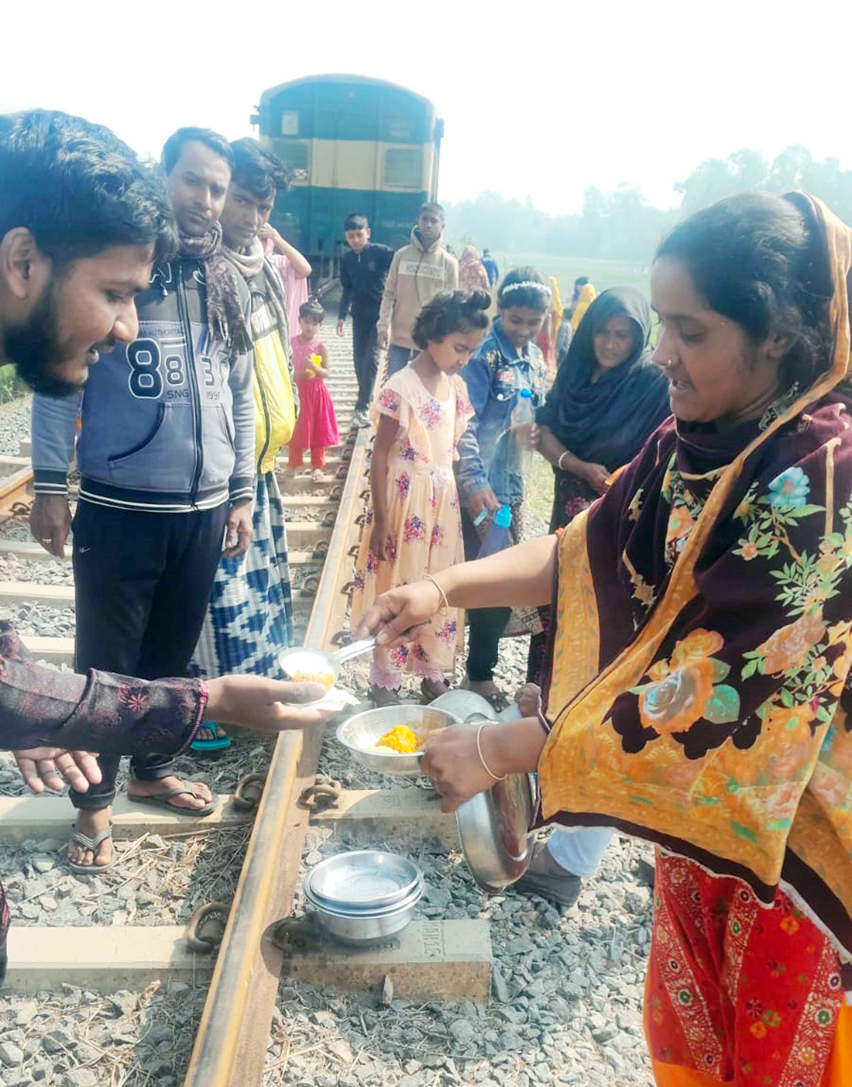 চলতে চলতে হঠাৎ বিকল ট্রেনের ইঞ্জিন; তারপর...