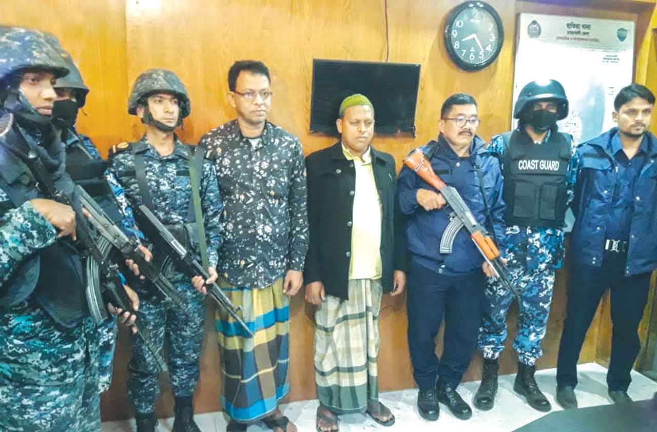 যৌথবাহিনীর অভিযানে নোয়াখালীর হাতিয়ায় চিহ্নিত সন্ত্রাসীসহ আটক ৫
