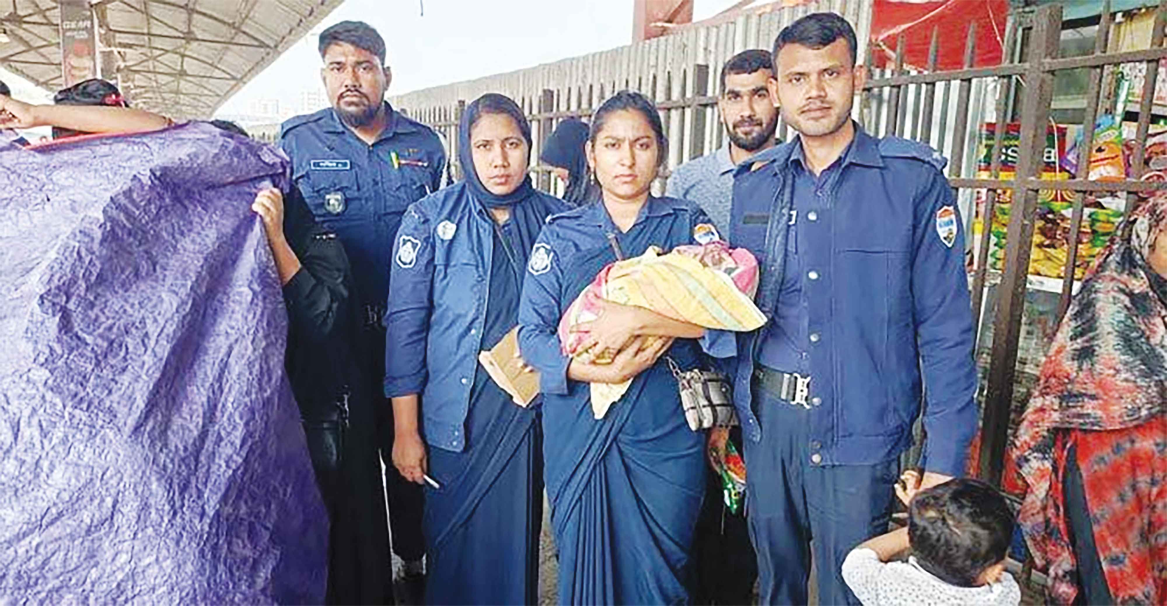 ট্রেনে যাত্রীর প্রসব বেদনা, বিমানবন্দর স্টেশনে ফুটফুটে শিশুর জন্ম