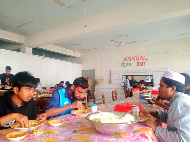 পবিপ্রবির হলগুলোতে নিম্নমানের খাবারে চড়া মূল্য, ভোগান্তিতে শিক্ষার্থীরা