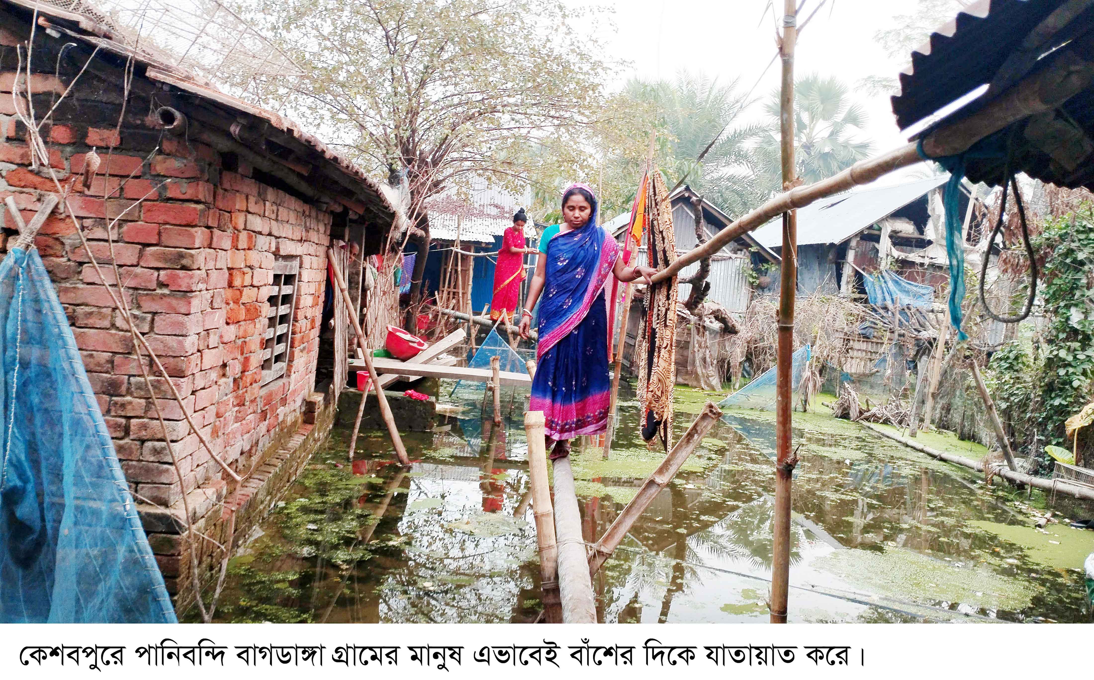 কেশবপুরে ঘেরের পানি বাড়িঘরে শীতের মধ্যে ভোগান্তিতে মানুষ