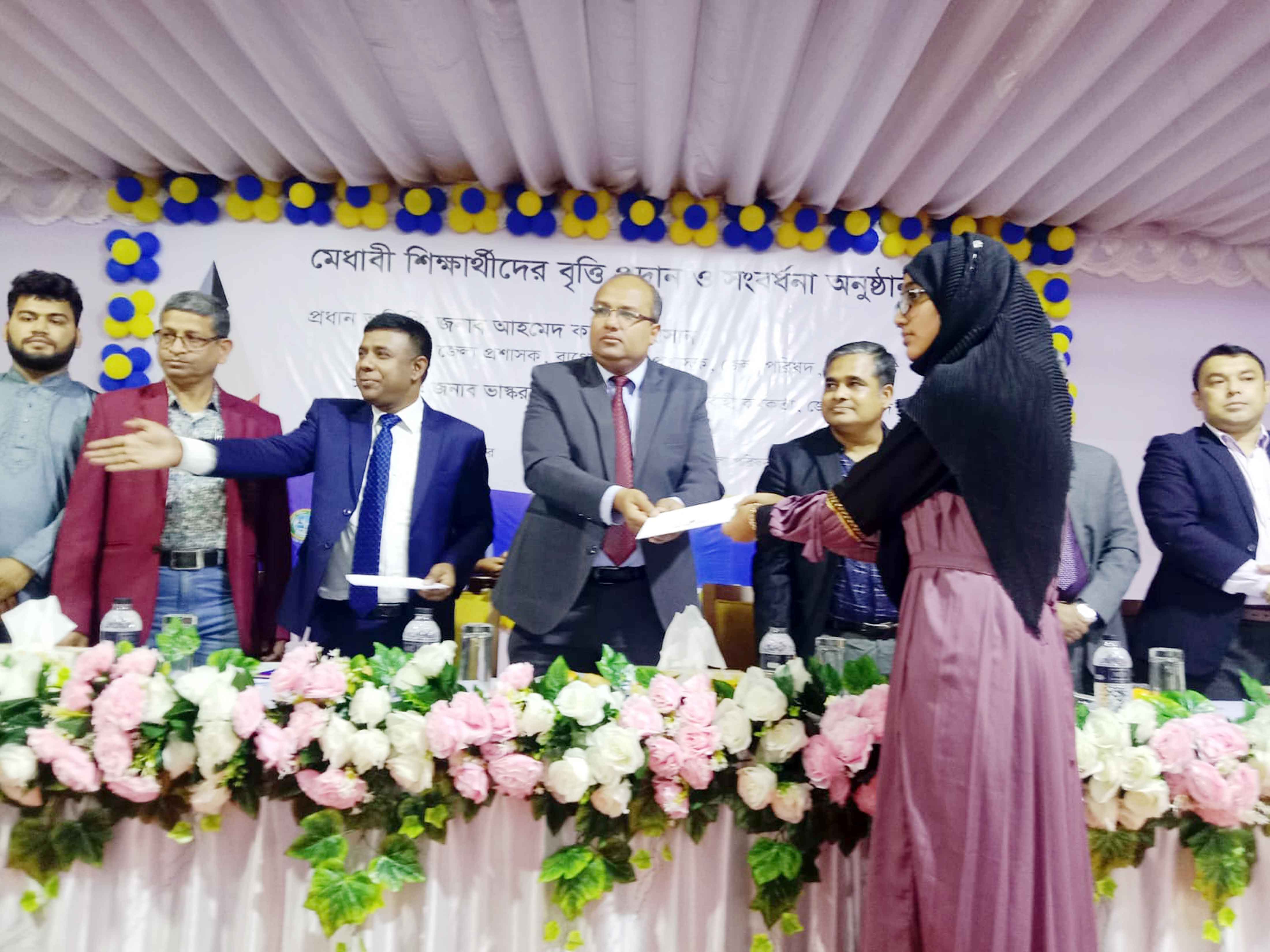 বাগেরহাটে মেধাবী শিক্ষার্থীকে সংবর্ধনা ও বৃত্তি প্রদান