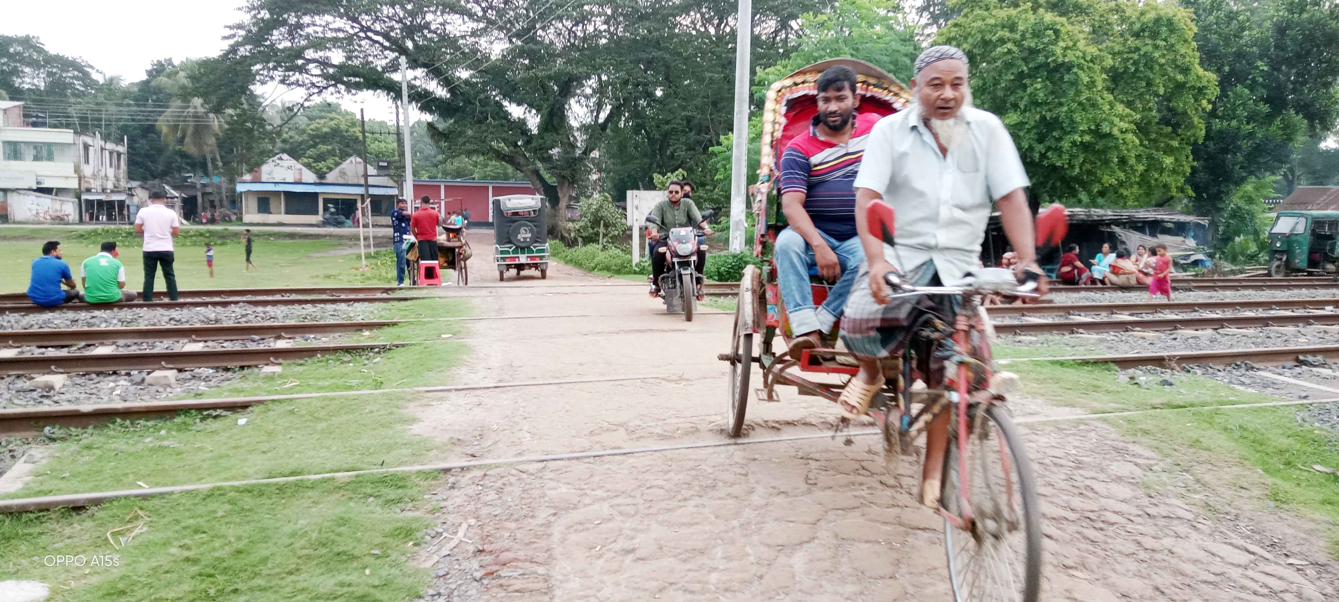 মধুখালীতে অরক্ষিত রেলক্রসিংয়ে ঝুঁকি নিয়ে পারাপার