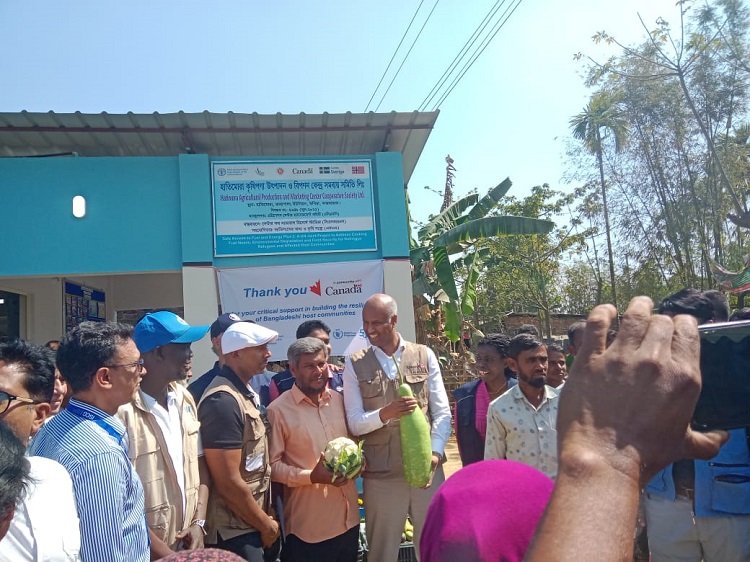 উখিয়ায় কৃষি উৎপাদন ও বিপণন কেন্দ্র পরিদর্শনে কানাডার মন্ত্রী