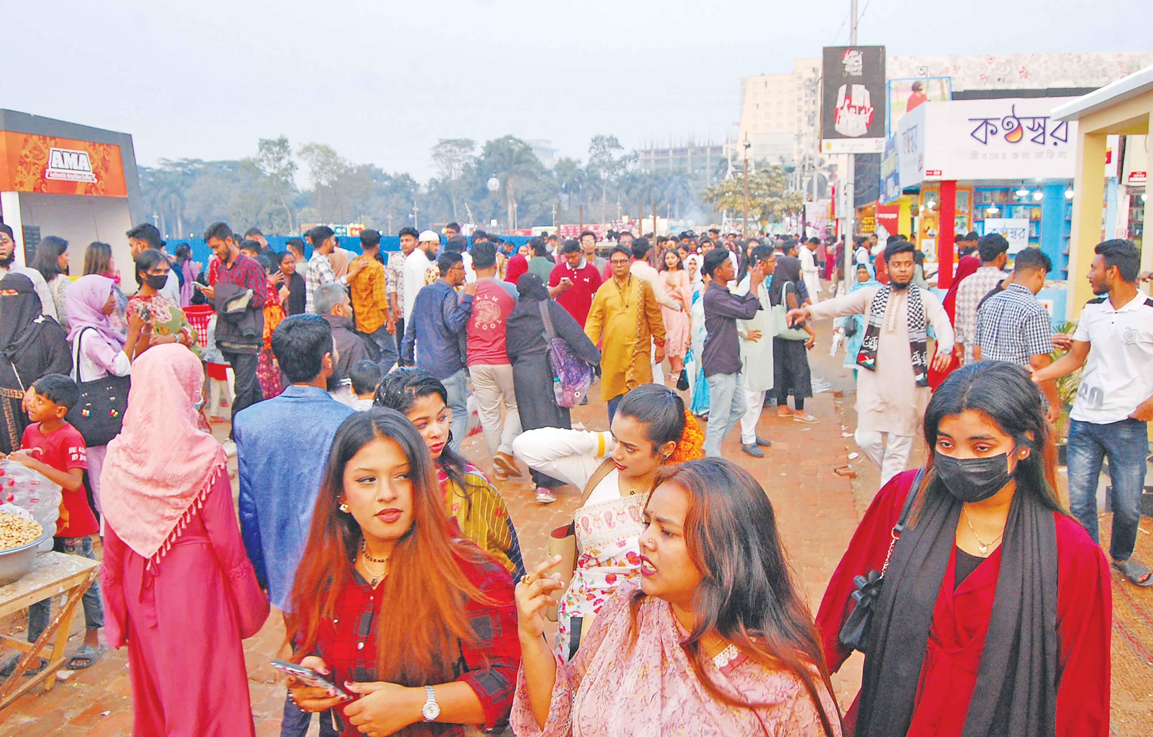 দ্বিতীয় সপ্তাহে প্রাণচঞ্চল বইমেলা