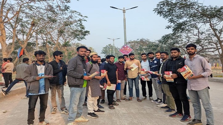 বেরোবিতে ছাত্রদলের নেতার নেতৃত্বে তিস্তা নদী রক্ষা আন্দোলনের লিফলেট বিতরণ 