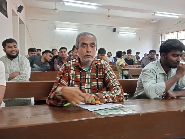 জাবিতে ভর্তি পরীক্ষা দিলেন ৪৫ বছর বয়সী তৌহিদুর